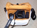 CRUMPLER Pretty Boy XXXL\n\nFoto von Thomas - VIELEN DANK FR DEIN MAIL!\n\nKommentar des Nutzers:\n\nHi, ich bin sehr begeistert von eurer Seite und wollte auch mal was dazu beitragen *g*\n\nAlso: \nCrumpler Pretty Boy XXXL\nSehr gut verarbeitet, schaut gut aus und ist bezahlbar ;-) Ich habe drin: Canon EF 70-300mm IS USM mit GeLi verkehrtrum aufgesetzt, Blitz Canon Speedlite 430EX, Canon 400D mit angesetztem Batteriegriff BG-E3 und angesetztem Tamron 17-50mm f/2.8 mit GeLi(richtigrum) drauf, Bouncer fr 430EX. Im vorderem Fach: Bedienungsanleitungen fr Blitz und Cam, Filter und 3 CF-Karten im Case. Viel mehr darfs allerdings nicht sein, sonst platzt das gute Stck ;-)\n\nLiebe Gre ausm DSLR-Forum\nThomas