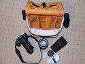 CRUMPLER Pretty Boy XXXL\n\nFoto von Thomas - VIELEN DANK FR DEIN MAIL!\n\nKommentar des Nutzers:\n\nHi, ich bin sehr begeistert von eurer Seite und wollte auch mal was dazu beitragen *g*\n\nAlso: \nCrumpler Pretty Boy XXXL\nSehr gut verarbeitet, schaut gut aus und ist bezahlbar ;-) Ich habe drin: Canon EF 70-300mm IS USM mit GeLi verkehrtrum aufgesetzt, Blitz Canon Speedlite 430EX, Canon 400D mit angesetztem Batteriegriff BG-E3 und angesetztem Tamron 17-50mm f/2.8 mit GeLi(richtigrum) drauf, Bouncer fr 430EX. Im vorderem Fach: Bedienungsanleitungen fr Blitz und Cam, Filter und 3 CF-Karten im Case. Viel mehr darfs allerdings nicht sein, sonst platzt das gute Stck ;-)\n\nLiebe Gre ausm DSLR-Forum\nThomas