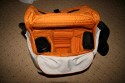 CRUMPLER Pretty Boy XXXL\n\nFoto von Thomas - VIELEN DANK FR DEIN MAIL!\n\nKommentar des Nutzers:\n\nHi, ich bin sehr begeistert von eurer Seite und wollte auch mal was dazu beitragen *g*\n\nAlso: \nCrumpler Pretty Boy XXXL\nSehr gut verarbeitet, schaut gut aus und ist bezahlbar ;-) Ich habe drin: Canon EF 70-300mm IS USM mit GeLi verkehrtrum aufgesetzt, Blitz Canon Speedlite 430EX, Canon 400D mit angesetztem Batteriegriff BG-E3 und angesetztem Tamron 17-50mm f/2.8 mit GeLi(richtigrum) drauf, Bouncer fr 430EX. Im vorderem Fach: Bedienungsanleitungen fr Blitz und Cam, Filter und 3 CF-Karten im Case. Viel mehr darfs allerdings nicht sein, sonst platzt das gute Stck ;-)\n\nLiebe Gre ausm DSLR-Forum\nThomas