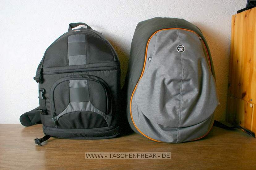 CRUMPLER PYJAMA PRIDE\n\nFoto von ROMAN - VIELEN DANK FÜR DEIN NETTES MAIL!\n\nKommentar des Nutzers:\n\nHallo Jörg\n\nWie versprochen hier die Fotos von meinem neuen Crumpler Pyjama Pride. Der Rucksack ist sehr hochwertig verarbeitet und kommt zudem mit Lebenslanger Garantie für Materialfehler daher (Aussage vom Fotofachhändler ^^ ). Alle Einsätze, angefangen bei der Laptoptasche bis zum Fotofach sind herausnehmbar. So kann man den Rucksack auch normal nutzen. Langfinger haben bei diesem Model ABSOLUT KEINE Chance da dass Fotofach nur über das Rückenteil aufgemacht werden kann will heissen der Rucksack muss erst abgenommen werden um die Fotoausrüstung zu entnehmen (auch allfällige Begleiter sind dadurch betroffen).\n\nZum Grössenvergleich habe ich den Slingshot 300AW herangezogen. Wenn man den 300AW clever packt passt so ziemlich das gleiche hinein, einfach auf den Laptop muss man noch verzichten. Die leicht abgerundete Form ist in den äusseren Teilen bei stehenden Objektiven nicht die optimalste Lösung, da sind andere Rucksäcke wesentlich im Vorteil aber alles kann man ja nicht haben :D\n\nMomentan drin verstaut ist:\n\n•	5D mit BG und angesetztem 100-400 IS\n•	17-40 F4 mit Geli\n•	24-105 F4 mit Geli\n•	85 1,8 mit Geli\n•	550EX\n•	Diverserer Krimskrams im Kleinteilefach dass ebenfalls herausnehmbar ist\n•	Platz für Erweiterung, jedoch müsste ich dann das Fach besser einteilen\n•	Im Aussenfach habe ich noch nix verstaut das ist momentan noch leer\n\nDas Fotofach lässt sich sehr gut seinen Bedürfnissen anpassen, entsprechend viele Einteiler werden auch mitgeliefert die sich überall im ganzen Fach festmachen lassen. Das Fach für das Notebook ist für 15-Zoll-Geräte ausreichend gross, jedenfalls passt mein Macbook Pro hervorragend hinein und hat sogar noch Luft für falls man ein grösseres Notebook hat. Die Polsterung allgemein ist sehr gut, der Brustgurt lässt sich in der Höhe verstellen, auf der Seite in den Flügeln sind gepolsterte Taschen für MP3-Player oder ähnliches untergebracht und der grösste Pluspunkt am ganzen, der Pyjama Pride schaut absolut nicht nach Fototasche aus, das war für mich ein sehr wesentliches Argument, muss ja nicht jeder wissen was man mit sich rumträgt.\n\nHoffe ich habe in etwa alles geschrieben was ich wollte und nun viel Spass beim hochladen ;)\n\nEs grüsst dich Roman