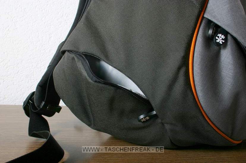 CRUMPLER PYJAMA PRIDE\n\nFoto von ROMAN - VIELEN DANK FR DEIN NETTES MAIL!\n\nKommentar des Nutzers:\n\nHallo Jrg\n\nWie versprochen hier die Fotos von meinem neuen Crumpler Pyjama Pride. Der Rucksack ist sehr hochwertig verarbeitet und kommt zudem mit Lebenslanger Garantie fr Materialfehler daher (Aussage vom Fotofachhndler ^^ ). Alle Einstze, angefangen bei der Laptoptasche bis zum Fotofach sind herausnehmbar. So kann man den Rucksack auch normal nutzen. Langfinger haben bei diesem Model ABSOLUT KEINE Chance da dass Fotofach nur ber das Rckenteil aufgemacht werden kann will heissen der Rucksack muss erst abgenommen werden um die Fotoausrstung zu entnehmen (auch allfllige Begleiter sind dadurch betroffen).\n\nZum Grssenvergleich habe ich den Slingshot 300AW herangezogen. Wenn man den 300AW clever packt passt so ziemlich das gleiche hinein, einfach auf den Laptop muss man noch verzichten. Die leicht abgerundete Form ist in den usseren Teilen bei stehenden Objektiven nicht die optimalste Lsung, da sind andere Ruckscke wesentlich im Vorteil aber alles kann man ja nicht haben :D\n\nMomentan drin verstaut ist:\n\n	5D mit BG und angesetztem 100-400 IS\n	17-40 F4 mit Geli\n	24-105 F4 mit Geli\n	85 1,8 mit Geli\n	550EX\n	Diverserer Krimskrams im Kleinteilefach dass ebenfalls herausnehmbar ist\n	Platz fr Erweiterung, jedoch msste ich dann das Fach besser einteilen\n	Im Aussenfach habe ich noch nix verstaut das ist momentan noch leer\n\nDas Fotofach lsst sich sehr gut seinen Bedrfnissen anpassen, entsprechend viele Einteiler werden auch mitgeliefert die sich berall im ganzen Fach festmachen lassen. Das Fach fr das Notebook ist fr 15-Zoll-Gerte ausreichend gross, jedenfalls passt mein Macbook Pro hervorragend hinein und hat sogar noch Luft fr falls man ein grsseres Notebook hat. Die Polsterung allgemein ist sehr gut, der Brustgurt lsst sich in der Hhe verstellen, auf der Seite in den Flgeln sind gepolsterte Taschen fr MP3-Player oder hnliches untergebracht und der grsste Pluspunkt am ganzen, der Pyjama Pride schaut absolut nicht nach Fototasche aus, das war fr mich ein sehr wesentliches Argument, muss ja nicht jeder wissen was man mit sich rumtrgt.\n\nHoffe ich habe in etwa alles geschrieben was ich wollte und nun viel Spass beim hochladen ;)\n\nEs grsst dich Roman
