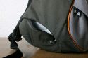 CRUMPLER PYJAMA PRIDE\n\nFoto von ROMAN - VIELEN DANK FR DEIN NETTES MAIL!\n\nKommentar des Nutzers:\n\nHallo Jrg\n\nWie versprochen hier die Fotos von meinem neuen Crumpler Pyjama Pride. Der Rucksack ist sehr hochwertig verarbeitet und kommt zudem mit Lebenslanger Garantie fr Materialfehler daher (Aussage vom Fotofachhndler ^^ ). Alle Einstze, angefangen bei der Laptoptasche bis zum Fotofach sind herausnehmbar. So kann man den Rucksack auch normal nutzen. Langfinger haben bei diesem Model ABSOLUT KEINE Chance da dass Fotofach nur ber das Rckenteil aufgemacht werden kann will heissen der Rucksack muss erst abgenommen werden um die Fotoausrstung zu entnehmen (auch allfllige Begleiter sind dadurch betroffen).\n\nZum Grssenvergleich habe ich den Slingshot 300AW herangezogen. Wenn man den 300AW clever packt passt so ziemlich das gleiche hinein, einfach auf den Laptop muss man noch verzichten. Die leicht abgerundete Form ist in den usseren Teilen bei stehenden Objektiven nicht die optimalste Lsung, da sind andere Ruckscke wesentlich im Vorteil aber alles kann man ja nicht haben :D\n\nMomentan drin verstaut ist:\n\n	5D mit BG und angesetztem 100-400 IS\n	17-40 F4 mit Geli\n	24-105 F4 mit Geli\n	85 1,8 mit Geli\n	550EX\n	Diverserer Krimskrams im Kleinteilefach dass ebenfalls herausnehmbar ist\n	Platz fr Erweiterung, jedoch msste ich dann das Fach besser einteilen\n	Im Aussenfach habe ich noch nix verstaut das ist momentan noch leer\n\nDas Fotofach lsst sich sehr gut seinen Bedrfnissen anpassen, entsprechend viele Einteiler werden auch mitgeliefert die sich berall im ganzen Fach festmachen lassen. Das Fach fr das Notebook ist fr 15-Zoll-Gerte ausreichend gross, jedenfalls passt mein Macbook Pro hervorragend hinein und hat sogar noch Luft fr falls man ein grsseres Notebook hat. Die Polsterung allgemein ist sehr gut, der Brustgurt lsst sich in der Hhe verstellen, auf der Seite in den Flgeln sind gepolsterte Taschen fr MP3-Player oder hnliches untergebracht und der grsste Pluspunkt am ganzen, der Pyjama Pride schaut absolut nicht nach Fototasche aus, das war fr mich ein sehr wesentliches Argument, muss ja nicht jeder wissen was man mit sich rumtrgt.\n\nHoffe ich habe in etwa alles geschrieben was ich wollte und nun viel Spass beim hochladen ;)\n\nEs grsst dich Roman