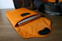 CRUMPLER PYJAMA PRIDE\n\nFoto von ROMAN - VIELEN DANK FR DEIN NETTES MAIL!\n\nKommentar des Nutzers:\n\nHallo Jrg\n\nWie versprochen hier die Fotos von meinem neuen Crumpler Pyjama Pride. Der Rucksack ist sehr hochwertig verarbeitet und kommt zudem mit Lebenslanger Garantie fr Materialfehler daher (Aussage vom Fotofachhndler ^^ ). Alle Einstze, angefangen bei der Laptoptasche bis zum Fotofach sind herausnehmbar. So kann man den Rucksack auch normal nutzen. Langfinger haben bei diesem Model ABSOLUT KEINE Chance da dass Fotofach nur ber das Rckenteil aufgemacht werden kann will heissen der Rucksack muss erst abgenommen werden um die Fotoausrstung zu entnehmen (auch allfllige Begleiter sind dadurch betroffen).\n\nZum Grssenvergleich habe ich den Slingshot 300AW herangezogen. Wenn man den 300AW clever packt passt so ziemlich das gleiche hinein, einfach auf den Laptop muss man noch verzichten. Die leicht abgerundete Form ist in den usseren Teilen bei stehenden Objektiven nicht die optimalste Lsung, da sind andere Ruckscke wesentlich im Vorteil aber alles kann man ja nicht haben :D\n\nMomentan drin verstaut ist:\n\n	5D mit BG und angesetztem 100-400 IS\n	17-40 F4 mit Geli\n	24-105 F4 mit Geli\n	85 1,8 mit Geli\n	550EX\n	Diverserer Krimskrams im Kleinteilefach dass ebenfalls herausnehmbar ist\n	Platz fr Erweiterung, jedoch msste ich dann das Fach besser einteilen\n	Im Aussenfach habe ich noch nix verstaut das ist momentan noch leer\n\nDas Fotofach lsst sich sehr gut seinen Bedrfnissen anpassen, entsprechend viele Einteiler werden auch mitgeliefert die sich berall im ganzen Fach festmachen lassen. Das Fach fr das Notebook ist fr 15-Zoll-Gerte ausreichend gross, jedenfalls passt mein Macbook Pro hervorragend hinein und hat sogar noch Luft fr falls man ein grsseres Notebook hat. Die Polsterung allgemein ist sehr gut, der Brustgurt lsst sich in der Hhe verstellen, auf der Seite in den Flgeln sind gepolsterte Taschen fr MP3-Player oder hnliches untergebracht und der grsste Pluspunkt am ganzen, der Pyjama Pride schaut absolut nicht nach Fototasche aus, das war fr mich ein sehr wesentliches Argument, muss ja nicht jeder wissen was man mit sich rumtrgt.\n\nHoffe ich habe in etwa alles geschrieben was ich wollte und nun viel Spass beim hochladen ;)\n\nEs grsst dich Roman