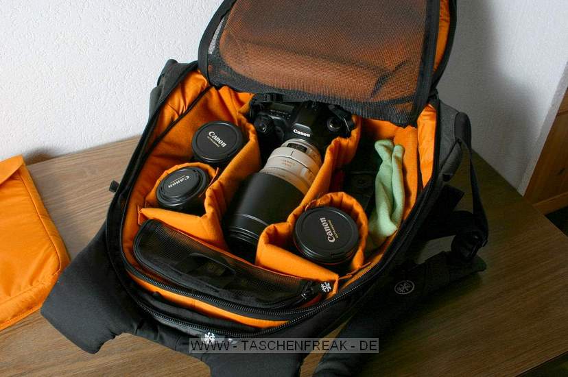 CRUMPLER PYJAMA PRIDE\n\nFoto von ROMAN - VIELEN DANK FR DEIN NETTES MAIL!\n\nKommentar des Nutzers:\n\nHallo Jrg\n\nWie versprochen hier die Fotos von meinem neuen Crumpler Pyjama Pride. Der Rucksack ist sehr hochwertig verarbeitet und kommt zudem mit Lebenslanger Garantie fr Materialfehler daher (Aussage vom Fotofachhndler ^^ ). Alle Einstze, angefangen bei der Laptoptasche bis zum Fotofach sind herausnehmbar. So kann man den Rucksack auch normal nutzen. Langfinger haben bei diesem Model ABSOLUT KEINE Chance da dass Fotofach nur ber das Rckenteil aufgemacht werden kann will heissen der Rucksack muss erst abgenommen werden um die Fotoausrstung zu entnehmen (auch allfllige Begleiter sind dadurch betroffen).\n\nZum Grssenvergleich habe ich den Slingshot 300AW herangezogen. Wenn man den 300AW clever packt passt so ziemlich das gleiche hinein, einfach auf den Laptop muss man noch verzichten. Die leicht abgerundete Form ist in den usseren Teilen bei stehenden Objektiven nicht die optimalste Lsung, da sind andere Ruckscke wesentlich im Vorteil aber alles kann man ja nicht haben :D\n\nMomentan drin verstaut ist:\n\n	5D mit BG und angesetztem 100-400 IS\n	17-40 F4 mit Geli\n	24-105 F4 mit Geli\n	85 1,8 mit Geli\n	550EX\n	Diverserer Krimskrams im Kleinteilefach dass ebenfalls herausnehmbar ist\n	Platz fr Erweiterung, jedoch msste ich dann das Fach besser einteilen\n	Im Aussenfach habe ich noch nix verstaut das ist momentan noch leer\n\nDas Fotofach lsst sich sehr gut seinen Bedrfnissen anpassen, entsprechend viele Einteiler werden auch mitgeliefert die sich berall im ganzen Fach festmachen lassen. Das Fach fr das Notebook ist fr 15-Zoll-Gerte ausreichend gross, jedenfalls passt mein Macbook Pro hervorragend hinein und hat sogar noch Luft fr falls man ein grsseres Notebook hat. Die Polsterung allgemein ist sehr gut, der Brustgurt lsst sich in der Hhe verstellen, auf der Seite in den Flgeln sind gepolsterte Taschen fr MP3-Player oder hnliches untergebracht und der grsste Pluspunkt am ganzen, der Pyjama Pride schaut absolut nicht nach Fototasche aus, das war fr mich ein sehr wesentliches Argument, muss ja nicht jeder wissen was man mit sich rumtrgt.\n\nHoffe ich habe in etwa alles geschrieben was ich wollte und nun viel Spass beim hochladen ;)\n\nEs grsst dich Roman