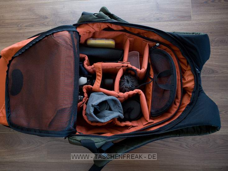 CRUMPLER PYJAMA PRIDE L\n\nFoto und Text von GM - VIELEN DANK!\n\nKommentar des Nutzers:\n\nCrumplers typische Verarbeitungs- und Designqualitt gepaart mit einem unbrauchbaren Kamerateil. Der Pyjama Pride L kann es hinsichtlich seiner Auengre mit einem Fallschirmrucksack aufnehmen (ebenfalls mit dem Leergewicht), im Inneren bietet ein Tamrac Adventure 9 mindestens den gleichen Platz. Auch die berproportional vielen Raumteiler trsten nicht ber diese Unzulnglichkeiten hinweg.\n\nKleiner Tipp an Crumpler: Jemand, der auf der Suche nach einem stylischen Kamerarucksack ist und bereit ist so viel Geld auszugeben, mchte nur in den wenigsten Fllen den Rucksack zweckentfremden und das Innenteil entfernen. Erstens ist der entstehende Raum durch die flchige ffnung kaum nutzbar (der Rucksack wird aufrecht getragen und hat in dem Fall keine Teiler mehr - Ordnung adi), zum anderen macht das Zurckkletten des Kameraabteils berhaupt keinen Spa. Verzichtet auf die doppelte Wandung (siehe Lowepro Flipside), gebt ordentliche Raumteiler mit auf den Weg (siehe Aufteilung Tamrac Expedition) und es wird kaum jemand mehr zu einem anderen Rucksack greifen.