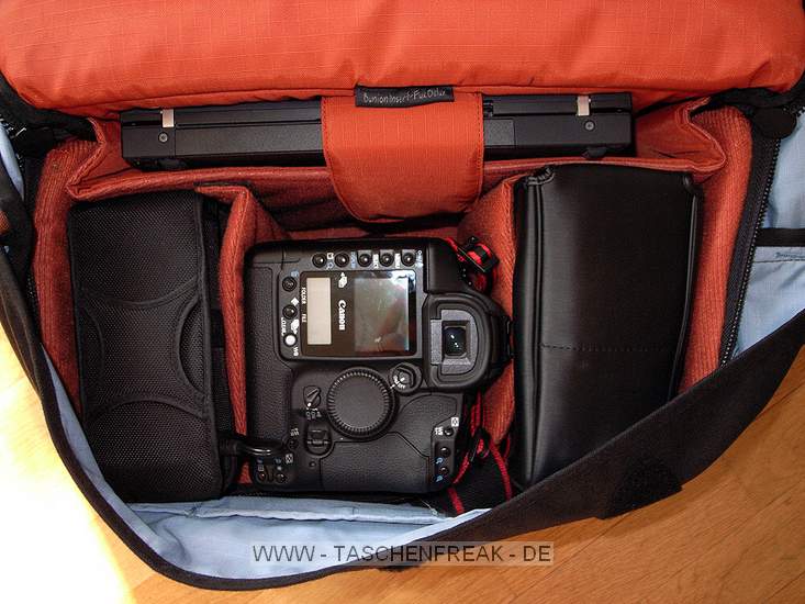Foto von Peter Wafzig - LIEBEN DANK!\n\nKommentar des Nutzers:\n\nanbei vier Bilder von der Crumpler "Seedy Three" mit dem "Bunion Insert Fux Delux" - damit Dein Posteingang nicht Hunger leiden muss ;)\n\nAllgemeine Hinweise: Die Tasche ist nicht mehr im Handel erhltlich, man findet sie aber bei Ebay ab und zu. Das Insert kann herausgenommen werden und die Tasche einfach so als Reisetasche genutzt werden. \nUmgekehrt kann man das Insert danke Griff am Deckel auch einzeln nutzen, sprich, als Schutz in einem Koffer oder beim Transport im Auto, wenn man die Ausrstung dann ohne Tasche trgt. Abmessungen sind fr Fluggepck okay.\n\nAnsonsten hier noch individuelle Bildtexte (immer v.l.n.r.):\n\n1) Canon Extender 2x (in LowePro Lens Case), Canon Extender 1.4x (in LowePro Lens Case), EOS 1DMK2 mit EF 2.0/135 L USM (Gegenlichtblende umgedreht), EOS 1DMK2 mit EF 1.4/50 USM (Gegenlichtblende umgedreht), oben 12"-Notebook.\n\n2) wie zuvor, zustzlich CP-E3 (auf den Extendern) und Blitz 580EX (auf der EOS 1DMK2).\n\n3) EOS 1DMK2 mit EF 2.0/135 L USM (Gegenlichtblende aufgesetzt), EOS\n1DMK2 mit EF 1.4/50 USM (Gegenlichtblende umgedreht), oben 12"-Notebook.\n\n4) Aussenansicht.