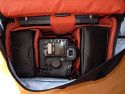 Foto von Peter Wafzig - LIEBEN DANK!\n\nKommentar des Nutzers:\n\nanbei vier Bilder von der Crumpler "Seedy Three" mit dem "Bunion Insert Fux Delux" - damit Dein Posteingang nicht Hunger leiden muss ;)\n\nAllgemeine Hinweise: Die Tasche ist nicht mehr im Handel erhltlich, man findet sie aber bei Ebay ab und zu. Das Insert kann herausgenommen werden und die Tasche einfach so als Reisetasche genutzt werden. \nUmgekehrt kann man das Insert danke Griff am Deckel auch einzeln nutzen, sprich, als Schutz in einem Koffer oder beim Transport im Auto, wenn man die Ausrstung dann ohne Tasche trgt. Abmessungen sind fr Fluggepck okay.\n\nAnsonsten hier noch individuelle Bildtexte (immer v.l.n.r.):\n\n1) Canon Extender 2x (in LowePro Lens Case), Canon Extender 1.4x (in LowePro Lens Case), EOS 1DMK2 mit EF 2.0/135 L USM (Gegenlichtblende umgedreht), EOS 1DMK2 mit EF 1.4/50 USM (Gegenlichtblende umgedreht), oben 12"-Notebook.\n\n2) wie zuvor, zustzlich CP-E3 (auf den Extendern) und Blitz 580EX (auf der EOS 1DMK2).\n\n3) EOS 1DMK2 mit EF 2.0/135 L USM (Gegenlichtblende aufgesetzt), EOS\n1DMK2 mit EF 1.4/50 USM (Gegenlichtblende umgedreht), oben 12"-Notebook.\n\n4) Aussenansicht.