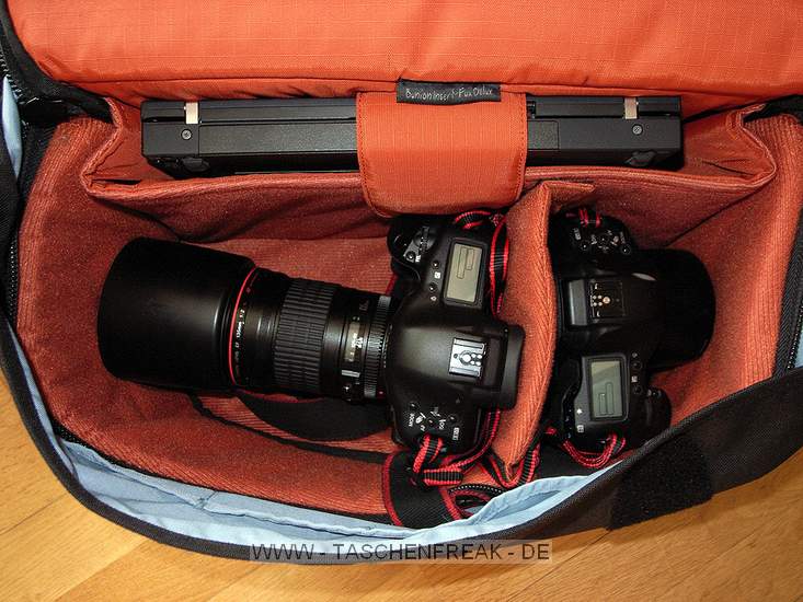 Foto von Peter Wafzig - LIEBEN DANK!\n\nKommentar des Nutzers:\n\nanbei vier Bilder von der Crumpler "Seedy Three" mit dem "Bunion Insert Fux Delux" - damit Dein Posteingang nicht Hunger leiden muss ;)\n\nAllgemeine Hinweise: Die Tasche ist nicht mehr im Handel erhltlich, man findet sie aber bei Ebay ab und zu. Das Insert kann herausgenommen werden und die Tasche einfach so als Reisetasche genutzt werden. \nUmgekehrt kann man das Insert danke Griff am Deckel auch einzeln nutzen, sprich, als Schutz in einem Koffer oder beim Transport im Auto, wenn man die Ausrstung dann ohne Tasche trgt. Abmessungen sind fr Fluggepck okay.\n\nAnsonsten hier noch individuelle Bildtexte (immer v.l.n.r.):\n\n1) Canon Extender 2x (in LowePro Lens Case), Canon Extender 1.4x (in LowePro Lens Case), EOS 1DMK2 mit EF 2.0/135 L USM (Gegenlichtblende umgedreht), EOS 1DMK2 mit EF 1.4/50 USM (Gegenlichtblende umgedreht), oben 12"-Notebook.\n\n2) wie zuvor, zustzlich CP-E3 (auf den Extendern) und Blitz 580EX (auf der EOS 1DMK2).\n\n3) EOS 1DMK2 mit EF 2.0/135 L USM (Gegenlichtblende aufgesetzt), EOS\n1DMK2 mit EF 1.4/50 USM (Gegenlichtblende umgedreht), oben 12"-Notebook.\n\n4) Aussenansicht.