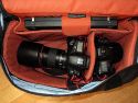 Foto von Peter Wafzig - LIEBEN DANK!\n\nKommentar des Nutzers:\n\nanbei vier Bilder von der Crumpler "Seedy Three" mit dem "Bunion Insert Fux Delux" - damit Dein Posteingang nicht Hunger leiden muss ;)\n\nAllgemeine Hinweise: Die Tasche ist nicht mehr im Handel erhltlich, man findet sie aber bei Ebay ab und zu. Das Insert kann herausgenommen werden und die Tasche einfach so als Reisetasche genutzt werden. \nUmgekehrt kann man das Insert danke Griff am Deckel auch einzeln nutzen, sprich, als Schutz in einem Koffer oder beim Transport im Auto, wenn man die Ausrstung dann ohne Tasche trgt. Abmessungen sind fr Fluggepck okay.\n\nAnsonsten hier noch individuelle Bildtexte (immer v.l.n.r.):\n\n1) Canon Extender 2x (in LowePro Lens Case), Canon Extender 1.4x (in LowePro Lens Case), EOS 1DMK2 mit EF 2.0/135 L USM (Gegenlichtblende umgedreht), EOS 1DMK2 mit EF 1.4/50 USM (Gegenlichtblende umgedreht), oben 12"-Notebook.\n\n2) wie zuvor, zustzlich CP-E3 (auf den Extendern) und Blitz 580EX (auf der EOS 1DMK2).\n\n3) EOS 1DMK2 mit EF 2.0/135 L USM (Gegenlichtblende aufgesetzt), EOS\n1DMK2 mit EF 1.4/50 USM (Gegenlichtblende umgedreht), oben 12"-Notebook.\n\n4) Aussenansicht.