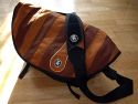 Foto von Peter Wafzig - LIEBEN DANK!\n\nKommentar des Nutzers:\n\nanbei vier Bilder von der Crumpler "Seedy Three" mit dem "Bunion Insert Fux Delux" - damit Dein Posteingang nicht Hunger leiden muss ;)\n\nAllgemeine Hinweise: Die Tasche ist nicht mehr im Handel erhltlich, man findet sie aber bei Ebay ab und zu. Das Insert kann herausgenommen werden und die Tasche einfach so als Reisetasche genutzt werden. \nUmgekehrt kann man das Insert danke Griff am Deckel auch einzeln nutzen, sprich, als Schutz in einem Koffer oder beim Transport im Auto, wenn man die Ausrstung dann ohne Tasche trgt. Abmessungen sind fr Fluggepck okay.\n\nAnsonsten hier noch individuelle Bildtexte (immer v.l.n.r.):\n\n1) Canon Extender 2x (in LowePro Lens Case), Canon Extender 1.4x (in LowePro Lens Case), EOS 1DMK2 mit EF 2.0/135 L USM (Gegenlichtblende umgedreht), EOS 1DMK2 mit EF 1.4/50 USM (Gegenlichtblende umgedreht), oben 12"-Notebook.\n\n2) wie zuvor, zustzlich CP-E3 (auf den Extendern) und Blitz 580EX (auf der EOS 1DMK2).\n\n3) EOS 1DMK2 mit EF 2.0/135 L USM (Gegenlichtblende aufgesetzt), EOS\n1DMK2 mit EF 1.4/50 USM (Gegenlichtblende umgedreht), oben 12"-Notebook.\n\n4) Aussenansicht.