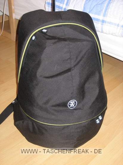 CRUMPLER - THE ROYAL COURT\n\nFoto von Andre Remy - VIELEN DANK FR DEIN MAIL!\n\nKommentar des Nutzers:\n\nHerstellerlink:\n\nhttp://www.crumpler.de/?product=Royal_Court_L&colour=Deep_Black_/_Lt._Army_G\nreen&page=details&product_id=RC-003\n\n\nEigene Meinung:\n\n'The Royal Court' ist fr mich als Einsteiger ein guter Kompromiss aus Foto-\nund Alltagsrucksack, da er von Auen recht unauffllig ist und nicht sofort\nmit einem Fotorucksack in Verbindung gebracht wird.\nWie man auf den Bildern erkennt, ist der Rucksacks zweigeteilt und\nermglicht so den getrennten Zugriff auf die Fotoausrstung. Die Polsterung\ndes Fotofachs kann man einzeln, aber auch vollstndig, entfernen und die\nTrennung zwischen Hauptfach und Fotofach aufheben, so dass man ein groes\nStaufach hat. Sehr praktisch und unauffllig ist auch das Laptopfach. Mein\n13,3" MacBook hat dort bequem Platz, bei greren Notebooks wrde ich vorher\nallerdings die Mae auf der Crumpler-Website vergleichen.\nStaufcher fr Kleinigkeiten wie Stifte, Zettel, Akkus, Speicherkarten, usw.\ngibt es fr mich mehr als ausreichend. Sehr praktisch sind auch die kleinen\nSeitenfcher auf beiden Seiten, die sich whrend des Tragens bequem\nerreichen lassen. Mein Handy aber auch ein PDA oder ein paar Schokoriegel\nhtten dort zum Beispiel Platz.\n\nDie auf dem bersichtsfoto abgebildeten Dinge schleppe ich natrlich nicht\nalle mit mir rum, sondern waren einfach nur gerade verfgbar um den Rucksack\nzu fllen. Statt dem dicken Wrterbuch und der Weinflasche wrde im\nHauptfach natrlich auch eine dickere Regenjacke Platz finden.\n\nDer Tragekomfort ist durch die dicken Rckenpolster und breiten\nSchultergurte recht angenehm, der Brustgurt entlastet den Rcken noch\nzustzlich ein wenig, allerdings nicht so stark wie ein Beckengurt.\n\nInsgesamt ist der Rucksack sehr gut verarbeitet, Foto und Laptopfach gut\ngepolstert und die Reiverschlsse sind sehr robust. Fr mein empfinden\netwas schwergngig, aber vielleicht gibt sich das mit der Zeit.