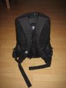 CRUMPLER - THE ROYAL COURT\n\nFoto von Andre Remy - VIELEN DANK FR DEIN MAIL!\n\nKommentar des Nutzers:\n\nHerstellerlink:\n\nhttp://www.crumpler.de/?product=Royal_Court_L&colour=Deep_Black_/_Lt._Army_G\nreen&page=details&product_id=RC-003\n\n\nEigene Meinung:\n\n'The Royal Court' ist fr mich als Einsteiger ein guter Kompromiss aus Foto-\nund Alltagsrucksack, da er von Auen recht unauffllig ist und nicht sofort\nmit einem Fotorucksack in Verbindung gebracht wird.\nWie man auf den Bildern erkennt, ist der Rucksacks zweigeteilt und\nermglicht so den getrennten Zugriff auf die Fotoausrstung. Die Polsterung\ndes Fotofachs kann man einzeln, aber auch vollstndig, entfernen und die\nTrennung zwischen Hauptfach und Fotofach aufheben, so dass man ein groes\nStaufach hat. Sehr praktisch und unauffllig ist auch das Laptopfach. Mein\n13,3" MacBook hat dort bequem Platz, bei greren Notebooks wrde ich vorher\nallerdings die Mae auf der Crumpler-Website vergleichen.\nStaufcher fr Kleinigkeiten wie Stifte, Zettel, Akkus, Speicherkarten, usw.\ngibt es fr mich mehr als ausreichend. Sehr praktisch sind auch die kleinen\nSeitenfcher auf beiden Seiten, die sich whrend des Tragens bequem\nerreichen lassen. Mein Handy aber auch ein PDA oder ein paar Schokoriegel\nhtten dort zum Beispiel Platz.\n\nDie auf dem bersichtsfoto abgebildeten Dinge schleppe ich natrlich nicht\nalle mit mir rum, sondern waren einfach nur gerade verfgbar um den Rucksack\nzu fllen. Statt dem dicken Wrterbuch und der Weinflasche wrde im\nHauptfach natrlich auch eine dickere Regenjacke Platz finden.\n\nDer Tragekomfort ist durch die dicken Rckenpolster und breiten\nSchultergurte recht angenehm, der Brustgurt entlastet den Rcken noch\nzustzlich ein wenig, allerdings nicht so stark wie ein Beckengurt.\n\nInsgesamt ist der Rucksack sehr gut verarbeitet, Foto und Laptopfach gut\ngepolstert und die Reiverschlsse sind sehr robust. Fr mein empfinden\netwas schwergngig, aber vielleicht gibt sich das mit der Zeit.