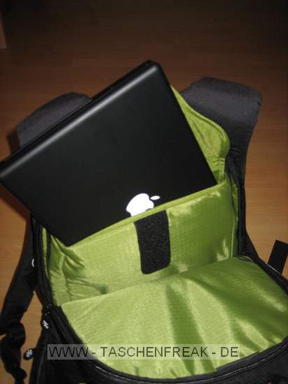 CRUMPLER - THE ROYAL COURT\n\nFoto von Andre Remy - VIELEN DANK FR DEIN MAIL!\n\nKommentar des Nutzers:\n\nHerstellerlink:\n\nhttp://www.crumpler.de/?product=Royal_Court_L&colour=Deep_Black_/_Lt._Army_G\nreen&page=details&product_id=RC-003\n\n\nEigene Meinung:\n\n'The Royal Court' ist fr mich als Einsteiger ein guter Kompromiss aus Foto-\nund Alltagsrucksack, da er von Auen recht unauffllig ist und nicht sofort\nmit einem Fotorucksack in Verbindung gebracht wird.\nWie man auf den Bildern erkennt, ist der Rucksacks zweigeteilt und\nermglicht so den getrennten Zugriff auf die Fotoausrstung. Die Polsterung\ndes Fotofachs kann man einzeln, aber auch vollstndig, entfernen und die\nTrennung zwischen Hauptfach und Fotofach aufheben, so dass man ein groes\nStaufach hat. Sehr praktisch und unauffllig ist auch das Laptopfach. Mein\n13,3" MacBook hat dort bequem Platz, bei greren Notebooks wrde ich vorher\nallerdings die Mae auf der Crumpler-Website vergleichen.\nStaufcher fr Kleinigkeiten wie Stifte, Zettel, Akkus, Speicherkarten, usw.\ngibt es fr mich mehr als ausreichend. Sehr praktisch sind auch die kleinen\nSeitenfcher auf beiden Seiten, die sich whrend des Tragens bequem\nerreichen lassen. Mein Handy aber auch ein PDA oder ein paar Schokoriegel\nhtten dort zum Beispiel Platz.\n\nDie auf dem bersichtsfoto abgebildeten Dinge schleppe ich natrlich nicht\nalle mit mir rum, sondern waren einfach nur gerade verfgbar um den Rucksack\nzu fllen. Statt dem dicken Wrterbuch und der Weinflasche wrde im\nHauptfach natrlich auch eine dickere Regenjacke Platz finden.\n\nDer Tragekomfort ist durch die dicken Rckenpolster und breiten\nSchultergurte recht angenehm, der Brustgurt entlastet den Rcken noch\nzustzlich ein wenig, allerdings nicht so stark wie ein Beckengurt.\n\nInsgesamt ist der Rucksack sehr gut verarbeitet, Foto und Laptopfach gut\ngepolstert und die Reiverschlsse sind sehr robust. Fr mein empfinden\netwas schwergngig, aber vielleicht gibt sich das mit der Zeit.
