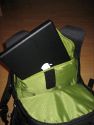 CRUMPLER - THE ROYAL COURT\n\nFoto von Andre Remy - VIELEN DANK FR DEIN MAIL!\n\nKommentar des Nutzers:\n\nHerstellerlink:\n\nhttp://www.crumpler.de/?product=Royal_Court_L&colour=Deep_Black_/_Lt._Army_G\nreen&page=details&product_id=RC-003\n\n\nEigene Meinung:\n\n'The Royal Court' ist fr mich als Einsteiger ein guter Kompromiss aus Foto-\nund Alltagsrucksack, da er von Auen recht unauffllig ist und nicht sofort\nmit einem Fotorucksack in Verbindung gebracht wird.\nWie man auf den Bildern erkennt, ist der Rucksacks zweigeteilt und\nermglicht so den getrennten Zugriff auf die Fotoausrstung. Die Polsterung\ndes Fotofachs kann man einzeln, aber auch vollstndig, entfernen und die\nTrennung zwischen Hauptfach und Fotofach aufheben, so dass man ein groes\nStaufach hat. Sehr praktisch und unauffllig ist auch das Laptopfach. Mein\n13,3" MacBook hat dort bequem Platz, bei greren Notebooks wrde ich vorher\nallerdings die Mae auf der Crumpler-Website vergleichen.\nStaufcher fr Kleinigkeiten wie Stifte, Zettel, Akkus, Speicherkarten, usw.\ngibt es fr mich mehr als ausreichend. Sehr praktisch sind auch die kleinen\nSeitenfcher auf beiden Seiten, die sich whrend des Tragens bequem\nerreichen lassen. Mein Handy aber auch ein PDA oder ein paar Schokoriegel\nhtten dort zum Beispiel Platz.\n\nDie auf dem bersichtsfoto abgebildeten Dinge schleppe ich natrlich nicht\nalle mit mir rum, sondern waren einfach nur gerade verfgbar um den Rucksack\nzu fllen. Statt dem dicken Wrterbuch und der Weinflasche wrde im\nHauptfach natrlich auch eine dickere Regenjacke Platz finden.\n\nDer Tragekomfort ist durch die dicken Rckenpolster und breiten\nSchultergurte recht angenehm, der Brustgurt entlastet den Rcken noch\nzustzlich ein wenig, allerdings nicht so stark wie ein Beckengurt.\n\nInsgesamt ist der Rucksack sehr gut verarbeitet, Foto und Laptopfach gut\ngepolstert und die Reiverschlsse sind sehr robust. Fr mein empfinden\netwas schwergngig, aber vielleicht gibt sich das mit der Zeit.