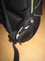 CRUMPLER - THE ROYAL COURT\n\nFoto von Andre Remy - VIELEN DANK FR DEIN MAIL!\n\nKommentar des Nutzers:\n\nHerstellerlink:\n\nhttp://www.crumpler.de/?product=Royal_Court_L&colour=Deep_Black_/_Lt._Army_G\nreen&page=details&product_id=RC-003\n\n\nEigene Meinung:\n\n'The Royal Court' ist fr mich als Einsteiger ein guter Kompromiss aus Foto-\nund Alltagsrucksack, da er von Auen recht unauffllig ist und nicht sofort\nmit einem Fotorucksack in Verbindung gebracht wird.\nWie man auf den Bildern erkennt, ist der Rucksacks zweigeteilt und\nermglicht so den getrennten Zugriff auf die Fotoausrstung. Die Polsterung\ndes Fotofachs kann man einzeln, aber auch vollstndig, entfernen und die\nTrennung zwischen Hauptfach und Fotofach aufheben, so dass man ein groes\nStaufach hat. Sehr praktisch und unauffllig ist auch das Laptopfach. Mein\n13,3" MacBook hat dort bequem Platz, bei greren Notebooks wrde ich vorher\nallerdings die Mae auf der Crumpler-Website vergleichen.\nStaufcher fr Kleinigkeiten wie Stifte, Zettel, Akkus, Speicherkarten, usw.\ngibt es fr mich mehr als ausreichend. Sehr praktisch sind auch die kleinen\nSeitenfcher auf beiden Seiten, die sich whrend des Tragens bequem\nerreichen lassen. Mein Handy aber auch ein PDA oder ein paar Schokoriegel\nhtten dort zum Beispiel Platz.\n\nDie auf dem bersichtsfoto abgebildeten Dinge schleppe ich natrlich nicht\nalle mit mir rum, sondern waren einfach nur gerade verfgbar um den Rucksack\nzu fllen. Statt dem dicken Wrterbuch und der Weinflasche wrde im\nHauptfach natrlich auch eine dickere Regenjacke Platz finden.\n\nDer Tragekomfort ist durch die dicken Rckenpolster und breiten\nSchultergurte recht angenehm, der Brustgurt entlastet den Rcken noch\nzustzlich ein wenig, allerdings nicht so stark wie ein Beckengurt.\n\nInsgesamt ist der Rucksack sehr gut verarbeitet, Foto und Laptopfach gut\ngepolstert und die Reiverschlsse sind sehr robust. Fr mein empfinden\netwas schwergngig, aber vielleicht gibt sich das mit der Zeit.