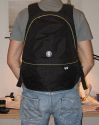 CRUMPLER - THE ROYAL COURT\n\nFoto von Andre Remy - VIELEN DANK FR DEIN MAIL!\n\nKommentar des Nutzers:\n\nHerstellerlink:\n\nhttp://www.crumpler.de/?product=Royal_Court_L&colour=Deep_Black_/_Lt._Army_G\nreen&page=details&product_id=RC-003\n\n\nEigene Meinung:\n\n'The Royal Court' ist fr mich als Einsteiger ein guter Kompromiss aus Foto-\nund Alltagsrucksack, da er von Auen recht unauffllig ist und nicht sofort\nmit einem Fotorucksack in Verbindung gebracht wird.\nWie man auf den Bildern erkennt, ist der Rucksacks zweigeteilt und\nermglicht so den getrennten Zugriff auf die Fotoausrstung. Die Polsterung\ndes Fotofachs kann man einzeln, aber auch vollstndig, entfernen und die\nTrennung zwischen Hauptfach und Fotofach aufheben, so dass man ein groes\nStaufach hat. Sehr praktisch und unauffllig ist auch das Laptopfach. Mein\n13,3" MacBook hat dort bequem Platz, bei greren Notebooks wrde ich vorher\nallerdings die Mae auf der Crumpler-Website vergleichen.\nStaufcher fr Kleinigkeiten wie Stifte, Zettel, Akkus, Speicherkarten, usw.\ngibt es fr mich mehr als ausreichend. Sehr praktisch sind auch die kleinen\nSeitenfcher auf beiden Seiten, die sich whrend des Tragens bequem\nerreichen lassen. Mein Handy aber auch ein PDA oder ein paar Schokoriegel\nhtten dort zum Beispiel Platz.\n\nDie auf dem bersichtsfoto abgebildeten Dinge schleppe ich natrlich nicht\nalle mit mir rum, sondern waren einfach nur gerade verfgbar um den Rucksack\nzu fllen. Statt dem dicken Wrterbuch und der Weinflasche wrde im\nHauptfach natrlich auch eine dickere Regenjacke Platz finden.\n\nDer Tragekomfort ist durch die dicken Rckenpolster und breiten\nSchultergurte recht angenehm, der Brustgurt entlastet den Rcken noch\nzustzlich ein wenig, allerdings nicht so stark wie ein Beckengurt.\n\nInsgesamt ist der Rucksack sehr gut verarbeitet, Foto und Laptopfach gut\ngepolstert und die Reiverschlsse sind sehr robust. Fr mein empfinden\netwas schwergngig, aber vielleicht gibt sich das mit der Zeit.
