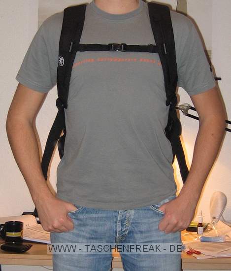 CRUMPLER - THE ROYAL COURT\n\nFoto von Andre Remy - VIELEN DANK FÜR DEIN MAIL!\n\nKommentar des Nutzers:\n\nHerstellerlink:\n\nhttp://www.crumpler.de/?product=Royal_Court_L&colour=Deep_Black_/_Lt._Army_G\nreen&page=details&product_id=RC-003\n\n\nEigene Meinung:\n\n'The Royal Court' ist für mich als Einsteiger ein guter Kompromiss aus Foto-\nund Alltagsrucksack, da er von Außen recht unauffällig ist und nicht sofort\nmit einem Fotorucksack in Verbindung gebracht wird.\nWie man auf den Bildern erkennt, ist der Rucksacks zweigeteilt und\nermöglicht so den getrennten Zugriff auf die Fotoausrüstung. Die Polsterung\ndes Fotofachs kann man einzeln, aber auch vollständig, entfernen und die\nTrennung zwischen Hauptfach und Fotofach aufheben, so dass man ein großes\nStaufach hat. Sehr praktisch und unauffällig ist auch das Laptopfach. Mein\n13,3" MacBook hat dort bequem Platz, bei größeren Notebooks würde ich vorher\nallerdings die Maße auf der Crumpler-Website vergleichen.\nStaufächer für Kleinigkeiten wie Stifte, Zettel, Akkus, Speicherkarten, usw.\ngibt es für mich mehr als ausreichend. Sehr praktisch sind auch die kleinen\nSeitenfächer auf beiden Seiten, die sich während des Tragens bequem\nerreichen lassen. Mein Handy aber auch ein PDA oder ein paar Schokoriegel\nhätten dort zum Beispiel Platz.\n\nDie auf dem Übersichtsfoto abgebildeten Dinge schleppe ich natürlich nicht\nalle mit mir rum, sondern waren einfach nur gerade verfügbar um den Rucksack\nzu füllen. Statt dem dicken Wörterbuch und der Weinflasche würde im\nHauptfach natürlich auch eine dickere Regenjacke Platz finden.\n\nDer Tragekomfort ist durch die dicken Rückenpolster und breiten\nSchultergurte recht angenehm, der Brustgurt entlastet den Rücken noch\nzusätzlich ein wenig, allerdings nicht so stark wie ein Beckengurt.\n\nInsgesamt ist der Rucksack sehr gut verarbeitet, Foto und Laptopfach gut\ngepolstert und die Reißverschlüsse sind sehr robust. Für mein empfinden\netwas schwergängig, aber vielleicht gibt sich das mit der Zeit.