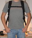 CRUMPLER - THE ROYAL COURT\n\nFoto von Andre Remy - VIELEN DANK FR DEIN MAIL!\n\nKommentar des Nutzers:\n\nHerstellerlink:\n\nhttp://www.crumpler.de/?product=Royal_Court_L&colour=Deep_Black_/_Lt._Army_G\nreen&page=details&product_id=RC-003\n\n\nEigene Meinung:\n\n'The Royal Court' ist fr mich als Einsteiger ein guter Kompromiss aus Foto-\nund Alltagsrucksack, da er von Auen recht unauffllig ist und nicht sofort\nmit einem Fotorucksack in Verbindung gebracht wird.\nWie man auf den Bildern erkennt, ist der Rucksacks zweigeteilt und\nermglicht so den getrennten Zugriff auf die Fotoausrstung. Die Polsterung\ndes Fotofachs kann man einzeln, aber auch vollstndig, entfernen und die\nTrennung zwischen Hauptfach und Fotofach aufheben, so dass man ein groes\nStaufach hat. Sehr praktisch und unauffllig ist auch das Laptopfach. Mein\n13,3" MacBook hat dort bequem Platz, bei greren Notebooks wrde ich vorher\nallerdings die Mae auf der Crumpler-Website vergleichen.\nStaufcher fr Kleinigkeiten wie Stifte, Zettel, Akkus, Speicherkarten, usw.\ngibt es fr mich mehr als ausreichend. Sehr praktisch sind auch die kleinen\nSeitenfcher auf beiden Seiten, die sich whrend des Tragens bequem\nerreichen lassen. Mein Handy aber auch ein PDA oder ein paar Schokoriegel\nhtten dort zum Beispiel Platz.\n\nDie auf dem bersichtsfoto abgebildeten Dinge schleppe ich natrlich nicht\nalle mit mir rum, sondern waren einfach nur gerade verfgbar um den Rucksack\nzu fllen. Statt dem dicken Wrterbuch und der Weinflasche wrde im\nHauptfach natrlich auch eine dickere Regenjacke Platz finden.\n\nDer Tragekomfort ist durch die dicken Rckenpolster und breiten\nSchultergurte recht angenehm, der Brustgurt entlastet den Rcken noch\nzustzlich ein wenig, allerdings nicht so stark wie ein Beckengurt.\n\nInsgesamt ist der Rucksack sehr gut verarbeitet, Foto und Laptopfach gut\ngepolstert und die Reiverschlsse sind sehr robust. Fr mein empfinden\netwas schwergngig, aber vielleicht gibt sich das mit der Zeit.