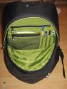 CRUMPLER - THE ROYAL COURT\n\nFoto von Andre Remy - VIELEN DANK FR DEIN MAIL!\n\nKommentar des Nutzers:\n\nHerstellerlink:\n\nhttp://www.crumpler.de/?product=Royal_Court_L&colour=Deep_Black_/_Lt._Army_G\nreen&page=details&product_id=RC-003\n\n\nEigene Meinung:\n\n'The Royal Court' ist fr mich als Einsteiger ein guter Kompromiss aus Foto-\nund Alltagsrucksack, da er von Auen recht unauffllig ist und nicht sofort\nmit einem Fotorucksack in Verbindung gebracht wird.\nWie man auf den Bildern erkennt, ist der Rucksacks zweigeteilt und\nermglicht so den getrennten Zugriff auf die Fotoausrstung. Die Polsterung\ndes Fotofachs kann man einzeln, aber auch vollstndig, entfernen und die\nTrennung zwischen Hauptfach und Fotofach aufheben, so dass man ein groes\nStaufach hat. Sehr praktisch und unauffllig ist auch das Laptopfach. Mein\n13,3" MacBook hat dort bequem Platz, bei greren Notebooks wrde ich vorher\nallerdings die Mae auf der Crumpler-Website vergleichen.\nStaufcher fr Kleinigkeiten wie Stifte, Zettel, Akkus, Speicherkarten, usw.\ngibt es fr mich mehr als ausreichend. Sehr praktisch sind auch die kleinen\nSeitenfcher auf beiden Seiten, die sich whrend des Tragens bequem\nerreichen lassen. Mein Handy aber auch ein PDA oder ein paar Schokoriegel\nhtten dort zum Beispiel Platz.\n\nDie auf dem bersichtsfoto abgebildeten Dinge schleppe ich natrlich nicht\nalle mit mir rum, sondern waren einfach nur gerade verfgbar um den Rucksack\nzu fllen. Statt dem dicken Wrterbuch und der Weinflasche wrde im\nHauptfach natrlich auch eine dickere Regenjacke Platz finden.\n\nDer Tragekomfort ist durch die dicken Rckenpolster und breiten\nSchultergurte recht angenehm, der Brustgurt entlastet den Rcken noch\nzustzlich ein wenig, allerdings nicht so stark wie ein Beckengurt.\n\nInsgesamt ist der Rucksack sehr gut verarbeitet, Foto und Laptopfach gut\ngepolstert und die Reiverschlsse sind sehr robust. Fr mein empfinden\netwas schwergngig, aber vielleicht gibt sich das mit der Zeit.