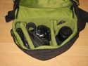 CRUMPLER - THE ROYAL COURT\n\nFoto von Andre Remy - VIELEN DANK FR DEIN MAIL!\n\nKommentar des Nutzers:\n\nHerstellerlink:\n\nhttp://www.crumpler.de/?product=Royal_Court_L&colour=Deep_Black_/_Lt._Army_G\nreen&page=details&product_id=RC-003\n\n\nEigene Meinung:\n\n'The Royal Court' ist fr mich als Einsteiger ein guter Kompromiss aus Foto-\nund Alltagsrucksack, da er von Auen recht unauffllig ist und nicht sofort\nmit einem Fotorucksack in Verbindung gebracht wird.\nWie man auf den Bildern erkennt, ist der Rucksacks zweigeteilt und\nermglicht so den getrennten Zugriff auf die Fotoausrstung. Die Polsterung\ndes Fotofachs kann man einzeln, aber auch vollstndig, entfernen und die\nTrennung zwischen Hauptfach und Fotofach aufheben, so dass man ein groes\nStaufach hat. Sehr praktisch und unauffllig ist auch das Laptopfach. Mein\n13,3" MacBook hat dort bequem Platz, bei greren Notebooks wrde ich vorher\nallerdings die Mae auf der Crumpler-Website vergleichen.\nStaufcher fr Kleinigkeiten wie Stifte, Zettel, Akkus, Speicherkarten, usw.\ngibt es fr mich mehr als ausreichend. Sehr praktisch sind auch die kleinen\nSeitenfcher auf beiden Seiten, die sich whrend des Tragens bequem\nerreichen lassen. Mein Handy aber auch ein PDA oder ein paar Schokoriegel\nhtten dort zum Beispiel Platz.\n\nDie auf dem bersichtsfoto abgebildeten Dinge schleppe ich natrlich nicht\nalle mit mir rum, sondern waren einfach nur gerade verfgbar um den Rucksack\nzu fllen. Statt dem dicken Wrterbuch und der Weinflasche wrde im\nHauptfach natrlich auch eine dickere Regenjacke Platz finden.\n\nDer Tragekomfort ist durch die dicken Rckenpolster und breiten\nSchultergurte recht angenehm, der Brustgurt entlastet den Rcken noch\nzustzlich ein wenig, allerdings nicht so stark wie ein Beckengurt.\n\nInsgesamt ist der Rucksack sehr gut verarbeitet, Foto und Laptopfach gut\ngepolstert und die Reiverschlsse sind sehr robust. Fr mein empfinden\netwas schwergngig, aber vielleicht gibt sich das mit der Zeit.