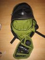 CRUMPLER - THE ROYAL COURT\n\nFoto von Andre Remy - VIELEN DANK FR DEIN MAIL!\n\nKommentar des Nutzers:\n\nHerstellerlink:\n\nhttp://www.crumpler.de/?product=Royal_Court_L&colour=Deep_Black_/_Lt._Army_G\nreen&page=details&product_id=RC-003\n\n\nEigene Meinung:\n\n'The Royal Court' ist fr mich als Einsteiger ein guter Kompromiss aus Foto-\nund Alltagsrucksack, da er von Auen recht unauffllig ist und nicht sofort\nmit einem Fotorucksack in Verbindung gebracht wird.\nWie man auf den Bildern erkennt, ist der Rucksacks zweigeteilt und\nermglicht so den getrennten Zugriff auf die Fotoausrstung. Die Polsterung\ndes Fotofachs kann man einzeln, aber auch vollstndig, entfernen und die\nTrennung zwischen Hauptfach und Fotofach aufheben, so dass man ein groes\nStaufach hat. Sehr praktisch und unauffllig ist auch das Laptopfach. Mein\n13,3" MacBook hat dort bequem Platz, bei greren Notebooks wrde ich vorher\nallerdings die Mae auf der Crumpler-Website vergleichen.\nStaufcher fr Kleinigkeiten wie Stifte, Zettel, Akkus, Speicherkarten, usw.\ngibt es fr mich mehr als ausreichend. Sehr praktisch sind auch die kleinen\nSeitenfcher auf beiden Seiten, die sich whrend des Tragens bequem\nerreichen lassen. Mein Handy aber auch ein PDA oder ein paar Schokoriegel\nhtten dort zum Beispiel Platz.\n\nDie auf dem bersichtsfoto abgebildeten Dinge schleppe ich natrlich nicht\nalle mit mir rum, sondern waren einfach nur gerade verfgbar um den Rucksack\nzu fllen. Statt dem dicken Wrterbuch und der Weinflasche wrde im\nHauptfach natrlich auch eine dickere Regenjacke Platz finden.\n\nDer Tragekomfort ist durch die dicken Rckenpolster und breiten\nSchultergurte recht angenehm, der Brustgurt entlastet den Rcken noch\nzustzlich ein wenig, allerdings nicht so stark wie ein Beckengurt.\n\nInsgesamt ist der Rucksack sehr gut verarbeitet, Foto und Laptopfach gut\ngepolstert und die Reiverschlsse sind sehr robust. Fr mein empfinden\netwas schwergngig, aber vielleicht gibt sich das mit der Zeit.