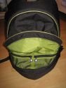 CRUMPLER - THE ROYAL COURT\n\nFoto von Andre Remy - VIELEN DANK FR DEIN MAIL!\n\nKommentar des Nutzers:\n\nHerstellerlink:\n\nhttp://www.crumpler.de/?product=Royal_Court_L&colour=Deep_Black_/_Lt._Army_G\nreen&page=details&product_id=RC-003\n\n\nEigene Meinung:\n\n'The Royal Court' ist fr mich als Einsteiger ein guter Kompromiss aus Foto-\nund Alltagsrucksack, da er von Auen recht unauffllig ist und nicht sofort\nmit einem Fotorucksack in Verbindung gebracht wird.\nWie man auf den Bildern erkennt, ist der Rucksacks zweigeteilt und\nermglicht so den getrennten Zugriff auf die Fotoausrstung. Die Polsterung\ndes Fotofachs kann man einzeln, aber auch vollstndig, entfernen und die\nTrennung zwischen Hauptfach und Fotofach aufheben, so dass man ein groes\nStaufach hat. Sehr praktisch und unauffllig ist auch das Laptopfach. Mein\n13,3" MacBook hat dort bequem Platz, bei greren Notebooks wrde ich vorher\nallerdings die Mae auf der Crumpler-Website vergleichen.\nStaufcher fr Kleinigkeiten wie Stifte, Zettel, Akkus, Speicherkarten, usw.\ngibt es fr mich mehr als ausreichend. Sehr praktisch sind auch die kleinen\nSeitenfcher auf beiden Seiten, die sich whrend des Tragens bequem\nerreichen lassen. Mein Handy aber auch ein PDA oder ein paar Schokoriegel\nhtten dort zum Beispiel Platz.\n\nDie auf dem bersichtsfoto abgebildeten Dinge schleppe ich natrlich nicht\nalle mit mir rum, sondern waren einfach nur gerade verfgbar um den Rucksack\nzu fllen. Statt dem dicken Wrterbuch und der Weinflasche wrde im\nHauptfach natrlich auch eine dickere Regenjacke Platz finden.\n\nDer Tragekomfort ist durch die dicken Rckenpolster und breiten\nSchultergurte recht angenehm, der Brustgurt entlastet den Rcken noch\nzustzlich ein wenig, allerdings nicht so stark wie ein Beckengurt.\n\nInsgesamt ist der Rucksack sehr gut verarbeitet, Foto und Laptopfach gut\ngepolstert und die Reiverschlsse sind sehr robust. Fr mein empfinden\netwas schwergngig, aber vielleicht gibt sich das mit der Zeit.