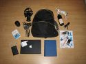 CRUMPLER - THE ROYAL COURT\n\nFoto von Andre Remy - VIELEN DANK FR DEIN MAIL!\n\nKommentar des Nutzers:\n\nHerstellerlink:\n\nhttp://www.crumpler.de/?product=Royal_Court_L&colour=Deep_Black_/_Lt._Army_G\nreen&page=details&product_id=RC-003\n\n\nEigene Meinung:\n\n'The Royal Court' ist fr mich als Einsteiger ein guter Kompromiss aus Foto-\nund Alltagsrucksack, da er von Auen recht unauffllig ist und nicht sofort\nmit einem Fotorucksack in Verbindung gebracht wird.\nWie man auf den Bildern erkennt, ist der Rucksacks zweigeteilt und\nermglicht so den getrennten Zugriff auf die Fotoausrstung. Die Polsterung\ndes Fotofachs kann man einzeln, aber auch vollstndig, entfernen und die\nTrennung zwischen Hauptfach und Fotofach aufheben, so dass man ein groes\nStaufach hat. Sehr praktisch und unauffllig ist auch das Laptopfach. Mein\n13,3" MacBook hat dort bequem Platz, bei greren Notebooks wrde ich vorher\nallerdings die Mae auf der Crumpler-Website vergleichen.\nStaufcher fr Kleinigkeiten wie Stifte, Zettel, Akkus, Speicherkarten, usw.\ngibt es fr mich mehr als ausreichend. Sehr praktisch sind auch die kleinen\nSeitenfcher auf beiden Seiten, die sich whrend des Tragens bequem\nerreichen lassen. Mein Handy aber auch ein PDA oder ein paar Schokoriegel\nhtten dort zum Beispiel Platz.\n\nDie auf dem bersichtsfoto abgebildeten Dinge schleppe ich natrlich nicht\nalle mit mir rum, sondern waren einfach nur gerade verfgbar um den Rucksack\nzu fllen. Statt dem dicken Wrterbuch und der Weinflasche wrde im\nHauptfach natrlich auch eine dickere Regenjacke Platz finden.\n\nDer Tragekomfort ist durch die dicken Rckenpolster und breiten\nSchultergurte recht angenehm, der Brustgurt entlastet den Rcken noch\nzustzlich ein wenig, allerdings nicht so stark wie ein Beckengurt.\n\nInsgesamt ist der Rucksack sehr gut verarbeitet, Foto und Laptopfach gut\ngepolstert und die Reiverschlsse sind sehr robust. Fr mein empfinden\netwas schwergngig, aber vielleicht gibt sich das mit der Zeit.