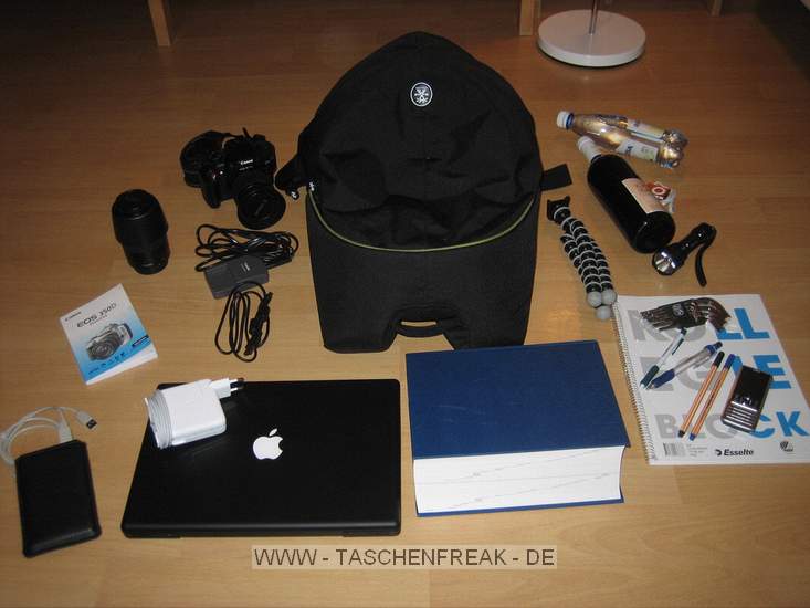 CRUMPLER - THE ROYAL COURT\n\nFoto von Andre Remy - VIELEN DANK FÜR DEIN MAIL!\n\nKommentar des Nutzers:\n\nHerstellerlink:\n\nhttp://www.crumpler.de/?product=Royal_Court_L&colour=Deep_Black_/_Lt._Army_G\nreen&page=details&product_id=RC-003\n\n\nEigene Meinung:\n\n'The Royal Court' ist für mich als Einsteiger ein guter Kompromiss aus Foto-\nund Alltagsrucksack, da er von Außen recht unauffällig ist und nicht sofort\nmit einem Fotorucksack in Verbindung gebracht wird.\nWie man auf den Bildern erkennt, ist der Rucksacks zweigeteilt und\nermöglicht so den getrennten Zugriff auf die Fotoausrüstung. Die Polsterung\ndes Fotofachs kann man einzeln, aber auch vollständig, entfernen und die\nTrennung zwischen Hauptfach und Fotofach aufheben, so dass man ein großes\nStaufach hat. Sehr praktisch und unauffällig ist auch das Laptopfach. Mein\n13,3" MacBook hat dort bequem Platz, bei größeren Notebooks würde ich vorher\nallerdings die Maße auf der Crumpler-Website vergleichen.\nStaufächer für Kleinigkeiten wie Stifte, Zettel, Akkus, Speicherkarten, usw.\ngibt es für mich mehr als ausreichend. Sehr praktisch sind auch die kleinen\nSeitenfächer auf beiden Seiten, die sich während des Tragens bequem\nerreichen lassen. Mein Handy aber auch ein PDA oder ein paar Schokoriegel\nhätten dort zum Beispiel Platz.\n\nDie auf dem Übersichtsfoto abgebildeten Dinge schleppe ich natürlich nicht\nalle mit mir rum, sondern waren einfach nur gerade verfügbar um den Rucksack\nzu füllen. Statt dem dicken Wörterbuch und der Weinflasche würde im\nHauptfach natürlich auch eine dickere Regenjacke Platz finden.\n\nDer Tragekomfort ist durch die dicken Rückenpolster und breiten\nSchultergurte recht angenehm, der Brustgurt entlastet den Rücken noch\nzusätzlich ein wenig, allerdings nicht so stark wie ein Beckengurt.\n\nInsgesamt ist der Rucksack sehr gut verarbeitet, Foto und Laptopfach gut\ngepolstert und die Reißverschlüsse sind sehr robust. Für mein empfinden\netwas schwergängig, aber vielleicht gibt sich das mit der Zeit.