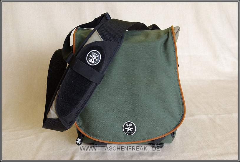 CRUMPLER TALLEE\n\nFoto und Kommentar von Mathias Tallee - VIELEN DANK!\n\nKommentar:\n\nHallo Taschenfreak-Team,\n\ndiese echt geniale Seite hat mir in meiner Kaufentscheidung sehr geholfen - ich bin nun stolzer Besitzer eines Lowepro Flipside 400.\n\nMeine alte Crumpler Tallee hat also ausgedient - Zeit dafür mich bei taschenfreak.de zu bedanken und meinen Beitrag zu leisten.\n\nGruss\n\nMathias\n\nIch war fast zwei Jahre mit der Crumpler unterwegs. Hab sie damals schon als Gebraucht ersteigert und die Tasche sieht immer noch aus wie neu! Nicht einmal geringste Gebrauchsspuren zu erkennen. Ein grosses Lob also an die Qualität von Crumpler. Robuster geht's nimmer!\n\nDer untere Darkroom ist zwar zum Fotografieren nicht so geeignet, da er doch ziemlich gut versteckt ist. Für auf Reisen dafür umso praktischer da doch ein dickeres Buch oder ein kleiner Schirm samt T-Shirt oder Regenjacke reinpasst. Wird der Darkroom unterteilt kommen durchaus noch mal 2-3 Festbrennweiten unter.\n\nDie Tasche habe ich auch auf Ganztagestouren als ausserordentlich Bequem empfunden. Der gut gepolsterte Schulteriemen in Verbindung mit dem "third-leg" waren für mich angenehmer zu tragen als z.B. der Slingshot 200AW.\n\nIn der Tasche hatte ich...\n\nOben:\n- K10d (Bild K100d) mit angesetztem Sigma 17-70 (Bild Pentax 18-250)\n- Pentax 10-17\n- Sigma 55-200\n- zur Not geht unters Fisheye noch ein M50 1.4!\n\nUnten im Darkroom:\n- Sigma EF-500 DG\n- oder im Urlaub auch mal den dicken Reiseführer samt Knirps!\n\nAussentasche:  \n- Akkus, Speicherkarten, Filter, LensPen und/oder ähnliches\n\nKlapptasche Oben:     \n- Gut für Flugticket oder Eintrittskarten sonstiger Art