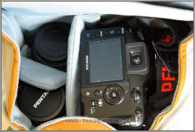 CRUMPLER TALLEE\n\nFoto und Kommentar von Mathias Tallee - VIELEN DANK!\n\nKommentar:\n\nHallo Taschenfreak-Team,\n\ndiese echt geniale Seite hat mir in meiner Kaufentscheidung sehr geholfen - ich bin nun stolzer Besitzer eines Lowepro Flipside 400.\n\nMeine alte Crumpler Tallee hat also ausgedient - Zeit dafr mich bei taschenfreak.de zu bedanken und meinen Beitrag zu leisten.\n\nGruss\n\nMathias\n\nIch war fast zwei Jahre mit der Crumpler unterwegs. Hab sie damals schon als Gebraucht ersteigert und die Tasche sieht immer noch aus wie neu! Nicht einmal geringste Gebrauchsspuren zu erkennen. Ein grosses Lob also an die Qualitt von Crumpler. Robuster geht's nimmer!\n\nDer untere Darkroom ist zwar zum Fotografieren nicht so geeignet, da er doch ziemlich gut versteckt ist. Fr auf Reisen dafr umso praktischer da doch ein dickeres Buch oder ein kleiner Schirm samt T-Shirt oder Regenjacke reinpasst. Wird der Darkroom unterteilt kommen durchaus noch mal 2-3 Festbrennweiten unter.\n\nDie Tasche habe ich auch auf Ganztagestouren als ausserordentlich Bequem empfunden. Der gut gepolsterte Schulteriemen in Verbindung mit dem "third-leg" waren fr mich angenehmer zu tragen als z.B. der Slingshot 200AW.\n\nIn der Tasche hatte ich...\n\nOben:\n- K10d (Bild K100d) mit angesetztem Sigma 17-70 (Bild Pentax 18-250)\n- Pentax 10-17\n- Sigma 55-200\n- zur Not geht unters Fisheye noch ein M50 1.4!\n\nUnten im Darkroom:\n- Sigma EF-500 DG\n- oder im Urlaub auch mal den dicken Reisefhrer samt Knirps!\n\nAussentasche:  \n- Akkus, Speicherkarten, Filter, LensPen und/oder hnliches\n\nKlapptasche Oben:     \n- Gut fr Flugticket oder Eintrittskarten sonstiger Art