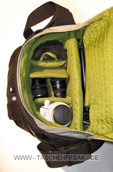 Crumpler The Daily L (490)\n\nFoto von Markus M. Muth - 1000 Dank!\n\nKommentar des Nutzers:\n\n... als fleißiger Leser des dforums und auch Käufer einer gebrauchten Fototasche von dir. Will ich die wirklich gute Seite zum Thema Fototaschen auch mal mit einem Beitrag unterstützen. Ich habe mir gerade die neue Crumpler -The Daily Large zugelegt. Und was ich bisher sagen kann bin ich sehr zufrieden damit. \n \nDen Bildern kann man ungefähr den Aufbau der Tasche entnehmen. Platz in der Tasche findet:\n \nCanon EOS 20D + vier Objektive (10-22, 17-40, 28-135 und 100-400), Blitz, und mein kleines JVC Notebook hier könnte aber auch ein größeres Platz finden. Sonst gibt es viel Platz für Filter, Batterien und sonstiges Zubehör in den vielen kleinen Taschen in der Vortasche, im Decke und drei Fächern im Innern der Tasche. Der gepolsterte Fotoeinsatz kann heraus genommen werden und so die Tasche als "normale" Umhängetasche genutzt werden.
