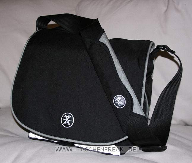 Crumpler Daily M\n\nFoto von Lizzy - VIELEN DANK!\n\nKommentar des Nutzers:\n\nHi\n\nIch habe mir kuerzlich die Tasche Crumpler Daily M gekauft und dachte ich schicke Euch mal meine Bilder.\n\nIch habe eine ganze Weile nach einer Kameratasche fuer den vielreisenden Amateurfotografen gesucht und bin dann letztendlich auf den Crumpler Daily M gestossen.\n\nDer Daily L, der eigentlich ein Laptop-fach hat ist vieeel zu gross und schwer fuer kleinere Menschen wie mich, die eigentlich nicht viel Ausruestung haben/brauchen, aber nicht ohne Laptopfach auskommen moechten. Ich wuerde es eine Allround-tasche fuer Minimalisten bezeichnen.\n\nMan muss allerdings aufpassen bei der groesse des Laptops. Das auf dem Bild dargestellte ist ein Compaq M300 mit 11 Display und einer Seitenlaenge von 26.5 cm und einer Dicke von 2.3 cm und es ist kaum ein Millimeter mehr moeglich. Eventuell wuerde auch das ein oder andere 12 Laptop passen, allerdings sollte man das ausprobieren. \n\nAusserdem rein passt eine EOS 400D mit Zoom-Objektiv, plus ein weiteres Objektiv. Ich habe derzeit nur das KITObjektiv plus das 50mm und von daher reicht der Platz mehr als aus. \n\nMit Sicherheit passt auch noch ein kleinerer Blitz hinein. Ansonsten passt das uebliche Zubehor hinein Filter, Geldboerse, Taschenlampe, Notizblock, etc.pp.\n\nMein Stativ (36cm Slik Sprint Mini plus Manfrotto 323 Schnellwechselplatte) passt oben drauf, schaut allerdings an den Seiten heraus. Macht aber nix, da es ja auch nochmal in einer Stativtasche eingepackt ist. \n\nLG\n\nLizzy