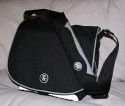 Crumpler Daily M\n\nFoto von Lizzy - VIELEN DANK!\n\nKommentar des Nutzers:\n\nHi\n\nIch habe mir kuerzlich die Tasche Crumpler Daily M gekauft und dachte ich schicke Euch mal meine Bilder.\n\nIch habe eine ganze Weile nach einer Kameratasche fuer den vielreisenden Amateurfotografen gesucht und bin dann letztendlich auf den Crumpler Daily M gestossen.\n\nDer Daily L, der eigentlich ein Laptop-fach hat ist vieeel zu gross und schwer fuer kleinere Menschen wie mich, die eigentlich nicht viel Ausruestung haben/brauchen, aber nicht ohne Laptopfach auskommen moechten. Ich wuerde es eine Allround-tasche fuer Minimalisten bezeichnen.\n\nMan muss allerdings aufpassen bei der groesse des Laptops. Das auf dem Bild dargestellte ist ein Compaq M300 mit 11 Display und einer Seitenlaenge von 26.5 cm und einer Dicke von 2.3 cm und es ist kaum ein Millimeter mehr moeglich. Eventuell wuerde auch das ein oder andere 12 Laptop passen, allerdings sollte man das ausprobieren. \n\nAusserdem rein passt eine EOS 400D mit Zoom-Objektiv, plus ein weiteres Objektiv. Ich habe derzeit nur das KITObjektiv plus das 50mm und von daher reicht der Platz mehr als aus. \n\nMit Sicherheit passt auch noch ein kleinerer Blitz hinein. Ansonsten passt das uebliche Zubehor hinein Filter, Geldboerse, Taschenlampe, Notizblock, etc.pp.\n\nMein Stativ (36cm Slik Sprint Mini plus Manfrotto 323 Schnellwechselplatte) passt oben drauf, schaut allerdings an den Seiten heraus. Macht aber nix, da es ja auch nochmal in einer Stativtasche eingepackt ist. \n\nLG\n\nLizzy