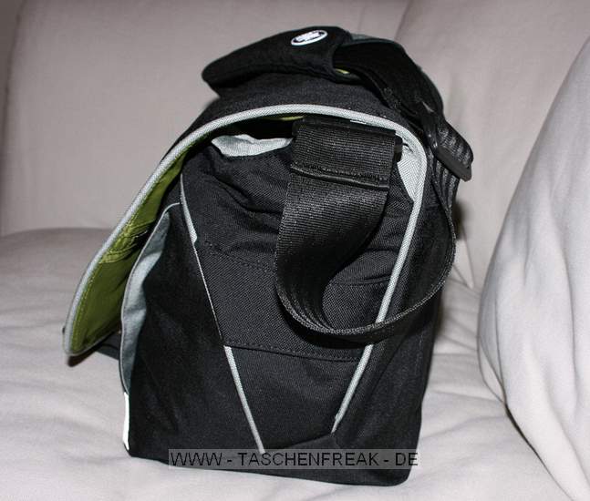 Crumpler Daily M\n\nFoto von Lizzy - VIELEN DANK!\n\nKommentar des Nutzers:\n\nHi\n\nIch habe mir kuerzlich die Tasche Crumpler Daily M gekauft und dachte ich schicke Euch mal meine Bilder.\n\nIch habe eine ganze Weile nach einer Kameratasche fuer den vielreisenden Amateurfotografen gesucht und bin dann letztendlich auf den Crumpler Daily M gestossen.\n\nDer Daily L, der eigentlich ein Laptop-fach hat ist vieeel zu gross und schwer fuer kleinere Menschen wie mich, die eigentlich nicht viel Ausruestung haben/brauchen, aber nicht ohne Laptopfach auskommen moechten. Ich wuerde es eine Allround-tasche fuer Minimalisten bezeichnen.\n\nMan muss allerdings aufpassen bei der groesse des Laptops. Das auf dem Bild dargestellte ist ein Compaq M300 mit 11 Display und einer Seitenlaenge von 26.5 cm und einer Dicke von 2.3 cm und es ist kaum ein Millimeter mehr moeglich. Eventuell wuerde auch das ein oder andere 12 Laptop passen, allerdings sollte man das ausprobieren. \n\nAusserdem rein passt eine EOS 400D mit Zoom-Objektiv, plus ein weiteres Objektiv. Ich habe derzeit nur das KITObjektiv plus das 50mm und von daher reicht der Platz mehr als aus. \n\nMit Sicherheit passt auch noch ein kleinerer Blitz hinein. Ansonsten passt das uebliche Zubehor hinein Filter, Geldboerse, Taschenlampe, Notizblock, etc.pp.\n\nMein Stativ (36cm Slik Sprint Mini plus Manfrotto 323 Schnellwechselplatte) passt oben drauf, schaut allerdings an den Seiten heraus. Macht aber nix, da es ja auch nochmal in einer Stativtasche eingepackt ist. \n\nLG\n\nLizzy
