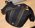 CRUMPLER THE THAT\n\nFoto von Rayko Menzel\n\nKommentar des Nutzers:\n\nHier eine neue Tasche fr euch:\n \nCrumpler The That Schultertasche.\n \nDa passt eine SLR mit BG und aufgesetzem Objektiv, sowie zwei zustzliche Objektive (oder statt eines Objektives ein Blitz) rein, bis zu einer Objektivlnge von etwa 25 cm.\n\nUnd Kleinkram halt, siehe Bilder.\n \nGru\n \nRayko\nwww.hatschie.de