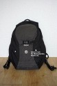 CRUMPLER - THE KARACHI OUTPOST\n\nFoto und Text von Reinier Lissenberg - VIELEN DANK!\n\nKommentar:\n\nEine kurze Beschreibung (Ich hoffe das mein Deutsch noch zureichend ist):\nThe Karachi Outpost von Crumpler ist das Amerikanischer model von Crumplers Brain's Hottub. Es ist eine groe Tasche aber hat viel Tragekomfort. Alle Riemen sind ein zu stellen und man kann ein Statief mitnehmen. Die Aussenseite ist Wasserdicht ohne extra Schutz. Innen ist ein Notebook Fach (los zu nehmen) und viel Raum fr die Kamera, Lenzen und Zubehr (siehe Text auf Bilder).\n\nMit freundlichen Gre,\n\nReinier Lissenberg