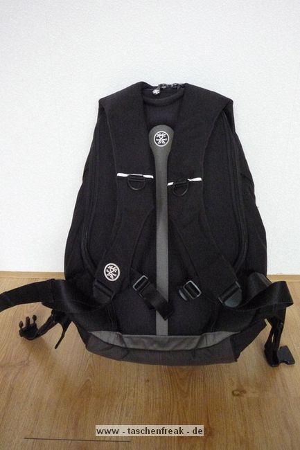 CRUMPLER - THE KARACHI OUTPOST\n\nFoto und Text von Reinier Lissenberg - VIELEN DANK!\n\nKommentar:\n\nEine kurze Beschreibung (Ich hoffe das mein Deutsch noch zureichend ist):\nThe Karachi Outpost von Crumpler ist das Amerikanischer model von Crumplers Brain's Hottub. Es ist eine groe Tasche aber hat viel Tragekomfort. Alle Riemen sind ein zu stellen und man kann ein Statief mitnehmen. Die Aussenseite ist Wasserdicht ohne extra Schutz. Innen ist ein Notebook Fach (los zu nehmen) und viel Raum fr die Kamera, Lenzen und Zubehr (siehe Text auf Bilder).\n\nMit freundlichen Gre,\n\nReinier Lissenberg