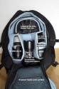 CRUMPLER - THE KARACHI OUTPOST\n\nFoto und Text von Reinier Lissenberg - VIELEN DANK!\n\nKommentar:\n\nEine kurze Beschreibung (Ich hoffe das mein Deutsch noch zureichend ist):\nThe Karachi Outpost von Crumpler ist das Amerikanischer model von Crumplers Brain's Hottub. Es ist eine groe Tasche aber hat viel Tragekomfort. Alle Riemen sind ein zu stellen und man kann ein Statief mitnehmen. Die Aussenseite ist Wasserdicht ohne extra Schutz. Innen ist ein Notebook Fach (los zu nehmen) und viel Raum fr die Kamera, Lenzen und Zubehr (siehe Text auf Bilder).\n\nMit freundlichen Gre,\n\nReinier Lissenberg