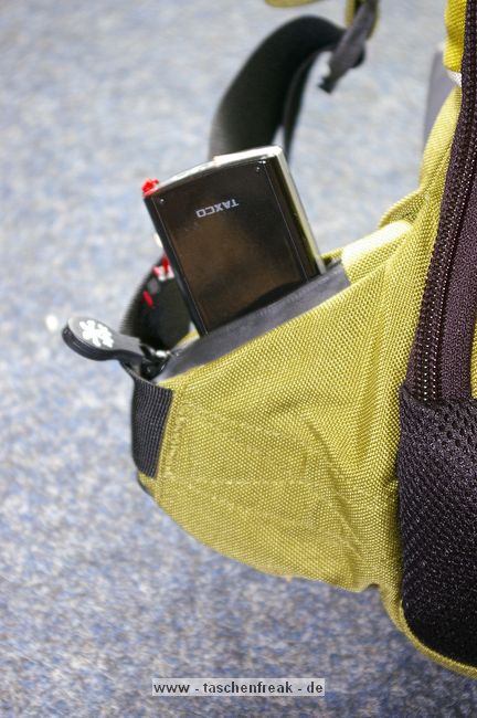 CRUMPLER - WARM SHOWER\n\nFoto und Text von Choirul Huda - VIELEN DANK!\n\nKommentar:\n\nHeute ist endlich mein Crumpler Warm Shower in der Farbe "Dark Grau  /Grau Army "  angekommen  danach mache ich gleich mal ein paar Bilder, \n\nDer Rucksack bietet reichlich platz fr ein bis zwei Kamera Bodys und Objektive sowie weiteres Zubehr. In bereich Fototasche (unter) kann man Zwei bodies und mit Kit Lens sowie Baterrie und Blizt reinpassen. Die Taschepolster kann herausgenommen werden, sodass die Tasche kann als allgemeine Tages Daypack benutzt werden. Die herausnehmbare Fototasche im inneren des Rucksackes ist ca. 34x48x15,5 cm gro.\n\nBeim Laptop bereich (hinter) gibt es doch eine Laptop Tasche und kleine Raum fuer ein paar Buch zu verstauen.  \n\nDer Rucksack hat laut Crumpler die Ma?e 35x54x25 cm und das Laptopfach reicht fr Laptops bis ca. 15 Zoll ( Wide ). Mit Laptop im Deckel passt er ca. 15 Zoll an und das aber finde ich sehr eng, trotzdem auf lngeren Touren absolut nicht ratsam...\n\nDer Rucksack ist zum Rcken hin extrem gut gepolstert und erhht durch einen zustzlichen Brust-, und Bauchgurt den Tragekomfort, auch bei schwerer Beladung, erheblich.\n\nAn den unteren Ecken sind (rechts sowie linksseitig) zwei kleine Taschen, wo z.B. das Handy oder ein MP3 Player Problemlos ihren Platz finden. Eine Kabelfhrung fr die Kopfhrer hat auch beim Crumpler  mit an den Trageriemen anzubringen.\n\nEs sind noch zwei weitere von au?en zu ffnende Fcher an dem Rucksack, die reichlich Stauraum bieten. Das groe Fach bietet ausreichend Platz fr Akkus, Speicherkarten und Schreibutensilien.\n\nDer Rucksack ist in den Farben "Ziegelrot /Weiss", "Dark grau/ Army Grau", "Weiss Grey / Grau" erhltlich.