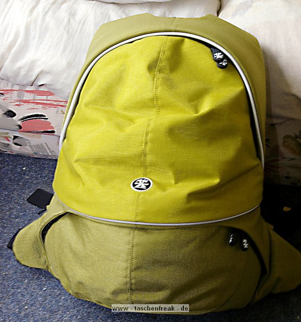 CRUMPLER - WARM SHOWER\n\nFoto und Text von Choirul Huda - VIELEN DANK!\n\nKommentar:\n\nHeute ist endlich mein Crumpler Warm Shower in der Farbe "Dark Grau  /Grau Army "  angekommen  danach mache ich gleich mal ein paar Bilder, \n\nDer Rucksack bietet reichlich platz fr ein bis zwei Kamera Bodys und Objektive sowie weiteres Zubehr. In bereich Fototasche (unter) kann man Zwei bodies und mit Kit Lens sowie Baterrie und Blizt reinpassen. Die Taschepolster kann herausgenommen werden, sodass die Tasche kann als allgemeine Tages Daypack benutzt werden. Die herausnehmbare Fototasche im inneren des Rucksackes ist ca. 34x48x15,5 cm gro.\n\nBeim Laptop bereich (hinter) gibt es doch eine Laptop Tasche und kleine Raum fuer ein paar Buch zu verstauen.  \n\nDer Rucksack hat laut Crumpler die Ma?e 35x54x25 cm und das Laptopfach reicht fr Laptops bis ca. 15 Zoll ( Wide ). Mit Laptop im Deckel passt er ca. 15 Zoll an und das aber finde ich sehr eng, trotzdem auf lngeren Touren absolut nicht ratsam...\n\nDer Rucksack ist zum Rcken hin extrem gut gepolstert und erhht durch einen zustzlichen Brust-, und Bauchgurt den Tragekomfort, auch bei schwerer Beladung, erheblich.\n\nAn den unteren Ecken sind (rechts sowie linksseitig) zwei kleine Taschen, wo z.B. das Handy oder ein MP3 Player Problemlos ihren Platz finden. Eine Kabelfhrung fr die Kopfhrer hat auch beim Crumpler  mit an den Trageriemen anzubringen.\n\nEs sind noch zwei weitere von au?en zu ffnende Fcher an dem Rucksack, die reichlich Stauraum bieten. Das groe Fach bietet ausreichend Platz fr Akkus, Speicherkarten und Schreibutensilien.\n\nDer Rucksack ist in den Farben "Ziegelrot /Weiss", "Dark grau/ Army Grau", "Weiss Grey / Grau" erhltlich.