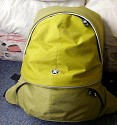 CRUMPLER - WARM SHOWER\n\nFoto und Text von Choirul Huda - VIELEN DANK!\n\nKommentar:\n\nHeute ist endlich mein Crumpler Warm Shower in der Farbe "Dark Grau  /Grau Army "  angekommen  danach mache ich gleich mal ein paar Bilder, \n\nDer Rucksack bietet reichlich platz fr ein bis zwei Kamera Bodys und Objektive sowie weiteres Zubehr. In bereich Fototasche (unter) kann man Zwei bodies und mit Kit Lens sowie Baterrie und Blizt reinpassen. Die Taschepolster kann herausgenommen werden, sodass die Tasche kann als allgemeine Tages Daypack benutzt werden. Die herausnehmbare Fototasche im inneren des Rucksackes ist ca. 34x48x15,5 cm gro.\n\nBeim Laptop bereich (hinter) gibt es doch eine Laptop Tasche und kleine Raum fuer ein paar Buch zu verstauen.  \n\nDer Rucksack hat laut Crumpler die Ma?e 35x54x25 cm und das Laptopfach reicht fr Laptops bis ca. 15 Zoll ( Wide ). Mit Laptop im Deckel passt er ca. 15 Zoll an und das aber finde ich sehr eng, trotzdem auf lngeren Touren absolut nicht ratsam...\n\nDer Rucksack ist zum Rcken hin extrem gut gepolstert und erhht durch einen zustzlichen Brust-, und Bauchgurt den Tragekomfort, auch bei schwerer Beladung, erheblich.\n\nAn den unteren Ecken sind (rechts sowie linksseitig) zwei kleine Taschen, wo z.B. das Handy oder ein MP3 Player Problemlos ihren Platz finden. Eine Kabelfhrung fr die Kopfhrer hat auch beim Crumpler  mit an den Trageriemen anzubringen.\n\nEs sind noch zwei weitere von au?en zu ffnende Fcher an dem Rucksack, die reichlich Stauraum bieten. Das groe Fach bietet ausreichend Platz fr Akkus, Speicherkarten und Schreibutensilien.\n\nDer Rucksack ist in den Farben "Ziegelrot /Weiss", "Dark grau/ Army Grau", "Weiss Grey / Grau" erhltlich.