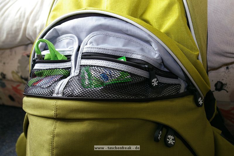 CRUMPLER - WARM SHOWER\n\nFoto und Text von Choirul Huda - VIELEN DANK!\n\nKommentar:\n\nHeute ist endlich mein Crumpler Warm Shower in der Farbe "Dark Grau  /Grau Army "  angekommen  danach mache ich gleich mal ein paar Bilder, \n\nDer Rucksack bietet reichlich platz fr ein bis zwei Kamera Bodys und Objektive sowie weiteres Zubehr. In bereich Fototasche (unter) kann man Zwei bodies und mit Kit Lens sowie Baterrie und Blizt reinpassen. Die Taschepolster kann herausgenommen werden, sodass die Tasche kann als allgemeine Tages Daypack benutzt werden. Die herausnehmbare Fototasche im inneren des Rucksackes ist ca. 34x48x15,5 cm gro.\n\nBeim Laptop bereich (hinter) gibt es doch eine Laptop Tasche und kleine Raum fuer ein paar Buch zu verstauen.  \n\nDer Rucksack hat laut Crumpler die Ma?e 35x54x25 cm und das Laptopfach reicht fr Laptops bis ca. 15 Zoll ( Wide ). Mit Laptop im Deckel passt er ca. 15 Zoll an und das aber finde ich sehr eng, trotzdem auf lngeren Touren absolut nicht ratsam...\n\nDer Rucksack ist zum Rcken hin extrem gut gepolstert und erhht durch einen zustzlichen Brust-, und Bauchgurt den Tragekomfort, auch bei schwerer Beladung, erheblich.\n\nAn den unteren Ecken sind (rechts sowie linksseitig) zwei kleine Taschen, wo z.B. das Handy oder ein MP3 Player Problemlos ihren Platz finden. Eine Kabelfhrung fr die Kopfhrer hat auch beim Crumpler  mit an den Trageriemen anzubringen.\n\nEs sind noch zwei weitere von au?en zu ffnende Fcher an dem Rucksack, die reichlich Stauraum bieten. Das groe Fach bietet ausreichend Platz fr Akkus, Speicherkarten und Schreibutensilien.\n\nDer Rucksack ist in den Farben "Ziegelrot /Weiss", "Dark grau/ Army Grau", "Weiss Grey / Grau" erhltlich.