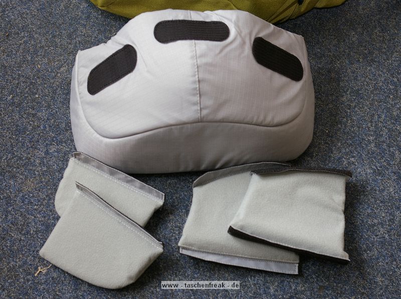 CRUMPLER - WARM SHOWER\n\nFoto und Text von Choirul Huda - VIELEN DANK!\n\nKommentar:\n\nHeute ist endlich mein Crumpler Warm Shower in der Farbe "Dark Grau  /Grau Army "  angekommen  danach mache ich gleich mal ein paar Bilder, \n\nDer Rucksack bietet reichlich platz fr ein bis zwei Kamera Bodys und Objektive sowie weiteres Zubehr. In bereich Fototasche (unter) kann man Zwei bodies und mit Kit Lens sowie Baterrie und Blizt reinpassen. Die Taschepolster kann herausgenommen werden, sodass die Tasche kann als allgemeine Tages Daypack benutzt werden. Die herausnehmbare Fototasche im inneren des Rucksackes ist ca. 34x48x15,5 cm gro.\n\nBeim Laptop bereich (hinter) gibt es doch eine Laptop Tasche und kleine Raum fuer ein paar Buch zu verstauen.  \n\nDer Rucksack hat laut Crumpler die Ma?e 35x54x25 cm und das Laptopfach reicht fr Laptops bis ca. 15 Zoll ( Wide ). Mit Laptop im Deckel passt er ca. 15 Zoll an und das aber finde ich sehr eng, trotzdem auf lngeren Touren absolut nicht ratsam...\n\nDer Rucksack ist zum Rcken hin extrem gut gepolstert und erhht durch einen zustzlichen Brust-, und Bauchgurt den Tragekomfort, auch bei schwerer Beladung, erheblich.\n\nAn den unteren Ecken sind (rechts sowie linksseitig) zwei kleine Taschen, wo z.B. das Handy oder ein MP3 Player Problemlos ihren Platz finden. Eine Kabelfhrung fr die Kopfhrer hat auch beim Crumpler  mit an den Trageriemen anzubringen.\n\nEs sind noch zwei weitere von au?en zu ffnende Fcher an dem Rucksack, die reichlich Stauraum bieten. Das groe Fach bietet ausreichend Platz fr Akkus, Speicherkarten und Schreibutensilien.\n\nDer Rucksack ist in den Farben "Ziegelrot /Weiss", "Dark grau/ Army Grau", "Weiss Grey / Grau" erhltlich.