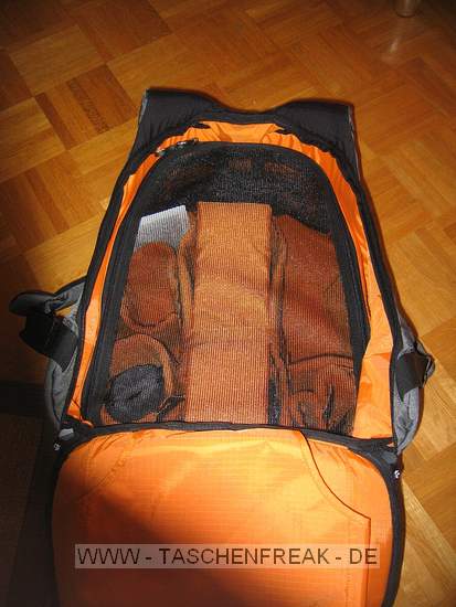 CRUMPLER ZOOMIVERSE\n\nFoto von Torsten Dillenburg - VIELEN DANK!\n\nKommentar des Nutzers:\n\nHallo Zusammen,\n\nheute morgen ist mir endlich mein Crumpler Zoomiverse von Amazon geliefert worden. Ich habe ihn dort fr 152 bestellt, war somit geradezu ein Schnppchen.\n\nSchon bisher schwrte ich auf die Taschen von Crumpler. Mein Notebook, meine Powershot, mein Camcorder und sogar mein Ipod habe ich in diese Taschen gepackt und in den letzten fnf Jahren hatte ich noch nie Grund zum rger.\n\nBisher hatte ich meine 400d in einem Crumpler Pretty Boy XL geparkt, aber der wurde nun langsam zu klein. Daher stand ich nun vor der Frage. Was kommt nun.\nDer nchst grere Pretty Boy? Der ist in einem Jahr bestimmt auch wieder zu klein.\nAuch die "The Dailys" Lassen fr meine geplante Anschaffung an Linsen nicht genug Platz.\nDie Half Photos Ruckscke htten wahrscheinlich grad so gereicht, Aber ich wollte auf Nummer sichergehen, daher habe ich mich fr den grten, den Zoomiverse entschieden.\n\nDie Vorteile des Zoomiverse:\n\n~    * Wie oben schon gesagt, der Preis. War echt gnstig.\n~    * Die Phototasche ist nur auf der Rckseite zugnglich\n~    * Die Phototasche kann komplett aus dem Rucksack herausgenommen werden\n~    * Das innere der Phototasche ist vllig frei einteilbar\n~    * Der Beckengurt ist im Gegensatz zum Matchmaker und Pyjama Pride bereits dabei\n\n\nDie Nachteile:\n\n~    * keine Regenhaube\n~    * verdammt gro! Mann kann da leicht sein Kind reinpacken, wenn es mde wird ;-)\n~    * Der Stativhalter ist ein * Sehr schlechter Witz!*\n\n\nDazu kommt dann natrlich noch, das ich mein Notebook drin verstauen kann!\n\nNoch, das gebe ich zu, ist der Rucksack etwas verweist. Aber in Zukunft soll er ja auch noch ein UWW, ein Macro, ein bis zwei Blitze und ein Tele >300mm in sich aufnehmene. Vielleicht auch noch meine analoge Spiegereflex. und dafr ist die Gre genau richtig!