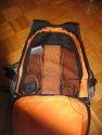 CRUMPLER ZOOMIVERSE\n\nFoto von Torsten Dillenburg - VIELEN DANK!\n\nKommentar des Nutzers:\n\nHallo Zusammen,\n\nheute morgen ist mir endlich mein Crumpler Zoomiverse von Amazon geliefert worden. Ich habe ihn dort fr 152 bestellt, war somit geradezu ein Schnppchen.\n\nSchon bisher schwrte ich auf die Taschen von Crumpler. Mein Notebook, meine Powershot, mein Camcorder und sogar mein Ipod habe ich in diese Taschen gepackt und in den letzten fnf Jahren hatte ich noch nie Grund zum rger.\n\nBisher hatte ich meine 400d in einem Crumpler Pretty Boy XL geparkt, aber der wurde nun langsam zu klein. Daher stand ich nun vor der Frage. Was kommt nun.\nDer nchst grere Pretty Boy? Der ist in einem Jahr bestimmt auch wieder zu klein.\nAuch die "The Dailys" Lassen fr meine geplante Anschaffung an Linsen nicht genug Platz.\nDie Half Photos Ruckscke htten wahrscheinlich grad so gereicht, Aber ich wollte auf Nummer sichergehen, daher habe ich mich fr den grten, den Zoomiverse entschieden.\n\nDie Vorteile des Zoomiverse:\n\n~    * Wie oben schon gesagt, der Preis. War echt gnstig.\n~    * Die Phototasche ist nur auf der Rckseite zugnglich\n~    * Die Phototasche kann komplett aus dem Rucksack herausgenommen werden\n~    * Das innere der Phototasche ist vllig frei einteilbar\n~    * Der Beckengurt ist im Gegensatz zum Matchmaker und Pyjama Pride bereits dabei\n\n\nDie Nachteile:\n\n~    * keine Regenhaube\n~    * verdammt gro! Mann kann da leicht sein Kind reinpacken, wenn es mde wird ;-)\n~    * Der Stativhalter ist ein * Sehr schlechter Witz!*\n\n\nDazu kommt dann natrlich noch, das ich mein Notebook drin verstauen kann!\n\nNoch, das gebe ich zu, ist der Rucksack etwas verweist. Aber in Zukunft soll er ja auch noch ein UWW, ein Macro, ein bis zwei Blitze und ein Tele >300mm in sich aufnehmene. Vielleicht auch noch meine analoge Spiegereflex. und dafr ist die Gre genau richtig!