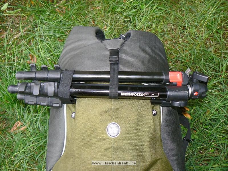 CRUMPLER ZOOMIVERSE XL\n\nFotos und Text von Reinhard Latzke - VIELEN DANK!\n\nKommentar:\n\nHallo\n\nhabe meinen Crumpler Zoomiverse XL  auch gerade bekommen. bin total happy. \n\nes fehlen infos fuer die stativbefestigung bei den 2 fotoserien fuer dieses modell\n\nhinten  mitte bis oben sind 2 laengsreissverschluesse, in dieser oeffenung ist ein gummiband mit klettband , und oben innen eine genaehte roehre  durch die man ein stativbein fuehren kann. somit halten auch grosse stative ohne probleme (mein manfrotto passt super) \nmit dem gummiband und der clipschlaufe von oben mitte laesst sich das stativ dann sichern, so dass es nicht aus der halte(roehren)schlaufe gleitet, \ndie beiden reissverschluesse fuer das fach lassen sich dann bis oben hin zuziehen.\n\nhab meinen fuer unter 50  von der Amazon Resterampe geholt (war total unbenutzt)\n \n\nmit freundlichen Gruessen\nReinhard Latzke