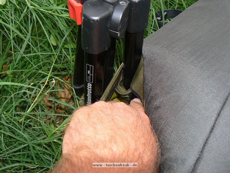 CRUMPLER ZOOMIVERSE XL\n\nFotos und Text von Reinhard Latzke - VIELEN DANK!\n\nKommentar:\n\nHallo\n\nhabe meinen Crumpler Zoomiverse XL  auch gerade bekommen. bin total happy. \n\nes fehlen infos fuer die stativbefestigung bei den 2 fotoserien fuer dieses modell\n\nhinten  mitte bis oben sind 2 laengsreissverschluesse, in dieser oeffenung ist ein gummiband mit klettband , und oben innen eine genaehte roehre  durch die man ein stativbein fuehren kann. somit halten auch grosse stative ohne probleme (mein manfrotto passt super) \nmit dem gummiband und der clipschlaufe von oben mitte laesst sich das stativ dann sichern, so dass es nicht aus der halte(roehren)schlaufe gleitet, \ndie beiden reissverschluesse fuer das fach lassen sich dann bis oben hin zuziehen.\n\nhab meinen fuer unter 50 € von der Amazon Resterampe geholt (war total unbenutzt)\n \n\nmit freundlichen Gruessen\nReinhard Latzke