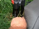 CRUMPLER ZOOMIVERSE XL\n\nFotos und Text von Reinhard Latzke - VIELEN DANK!\n\nKommentar:\n\nHallo\n\nhabe meinen Crumpler Zoomiverse XL  auch gerade bekommen. bin total happy. \n\nes fehlen infos fuer die stativbefestigung bei den 2 fotoserien fuer dieses modell\n\nhinten  mitte bis oben sind 2 laengsreissverschluesse, in dieser oeffenung ist ein gummiband mit klettband , und oben innen eine genaehte roehre  durch die man ein stativbein fuehren kann. somit halten auch grosse stative ohne probleme (mein manfrotto passt super) \nmit dem gummiband und der clipschlaufe von oben mitte laesst sich das stativ dann sichern, so dass es nicht aus der halte(roehren)schlaufe gleitet, \ndie beiden reissverschluesse fuer das fach lassen sich dann bis oben hin zuziehen.\n\nhab meinen fuer unter 50  von der Amazon Resterampe geholt (war total unbenutzt)\n \n\nmit freundlichen Gruessen\nReinhard Latzke