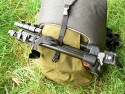 CRUMPLER ZOOMIVERSE XL\n\nFotos und Text von Reinhard Latzke - VIELEN DANK!\n\nKommentar:\n\nHallo\n\nhabe meinen Crumpler Zoomiverse XL  auch gerade bekommen. bin total happy. \n\nes fehlen infos fuer die stativbefestigung bei den 2 fotoserien fuer dieses modell\n\nhinten  mitte bis oben sind 2 laengsreissverschluesse, in dieser oeffenung ist ein gummiband mit klettband , und oben innen eine genaehte roehre  durch die man ein stativbein fuehren kann. somit halten auch grosse stative ohne probleme (mein manfrotto passt super) \nmit dem gummiband und der clipschlaufe von oben mitte laesst sich das stativ dann sichern, so dass es nicht aus der halte(roehren)schlaufe gleitet, \ndie beiden reissverschluesse fuer das fach lassen sich dann bis oben hin zuziehen.\n\nhab meinen fuer unter 50  von der Amazon Resterampe geholt (war total unbenutzt)\n \n\nmit freundlichen Gruessen\nReinhard Latzke