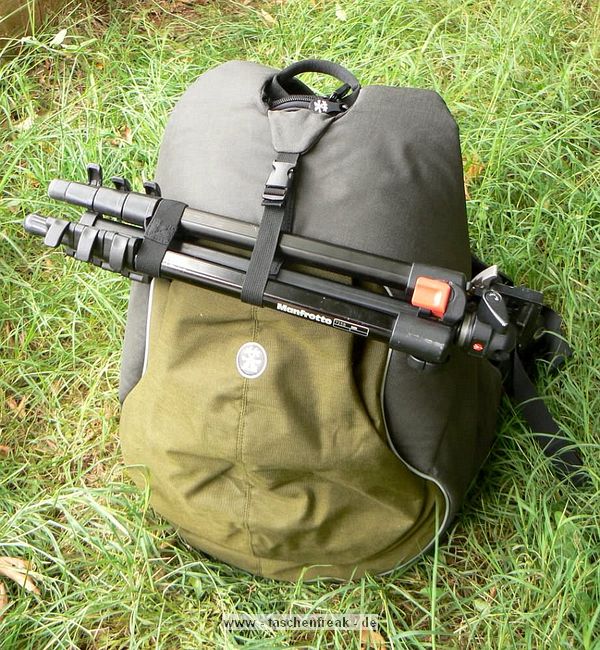 CRUMPLER ZOOMIVERSE XL\n\nFotos und Text von Reinhard Latzke - VIELEN DANK!\n\nKommentar:\n\nHallo\n\nhabe meinen Crumpler Zoomiverse XL  auch gerade bekommen. bin total happy. \n\nes fehlen infos fuer die stativbefestigung bei den 2 fotoserien fuer dieses modell\n\nhinten  mitte bis oben sind 2 laengsreissverschluesse, in dieser oeffenung ist ein gummiband mit klettband , und oben innen eine genaehte roehre  durch die man ein stativbein fuehren kann. somit halten auch grosse stative ohne probleme (mein manfrotto passt super) \nmit dem gummiband und der clipschlaufe von oben mitte laesst sich das stativ dann sichern, so dass es nicht aus der halte(roehren)schlaufe gleitet, \ndie beiden reissverschluesse fuer das fach lassen sich dann bis oben hin zuziehen.\n\nhab meinen fuer unter 50  von der Amazon Resterampe geholt (war total unbenutzt)\n \n\nmit freundlichen Gruessen\nReinhard Latzke